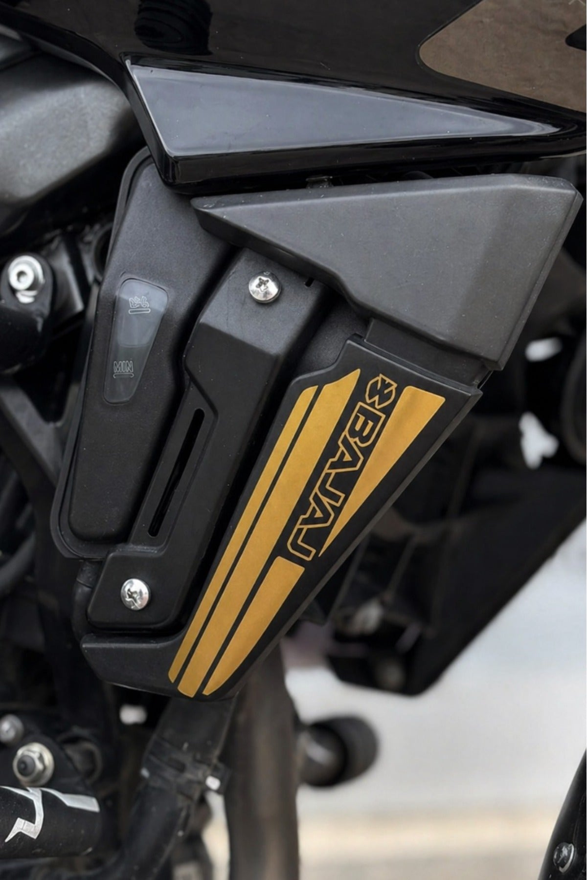 Bajaj Pulsar NS200 için Yan Radyatör Kapakları için Bajaj Yazılı Sticker (Sağ ve Sol)