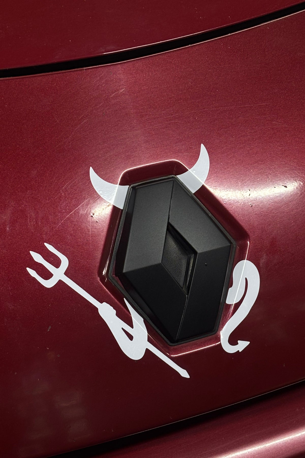 Araba Logosu için Beyaz Renk Şeytan Sticker Seti