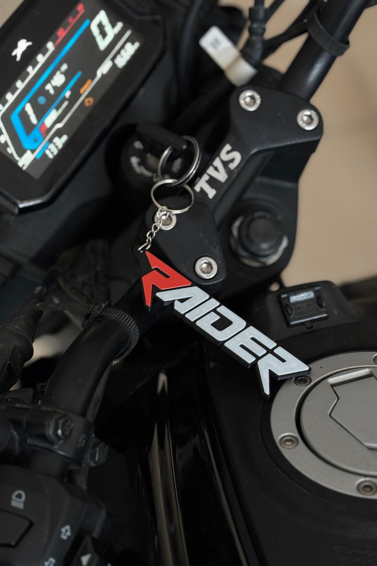 TVS Raider için Kırmızı R Logolu Anahtarlık (1 Adet) (12CM)