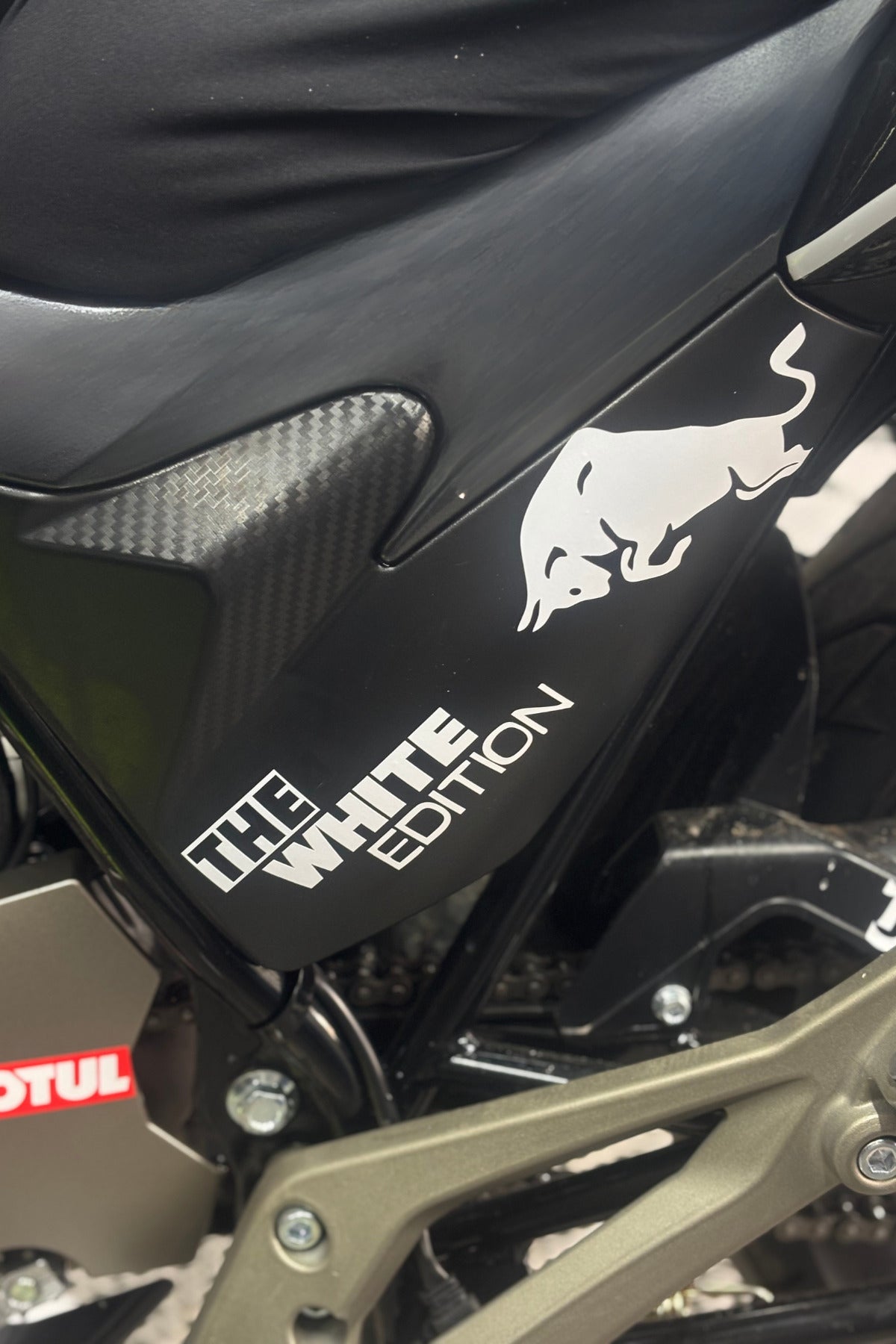Motosiklet ve Kask için The White Edition Beyaz Renk Sticker Seti (Sağ ve Sol)
