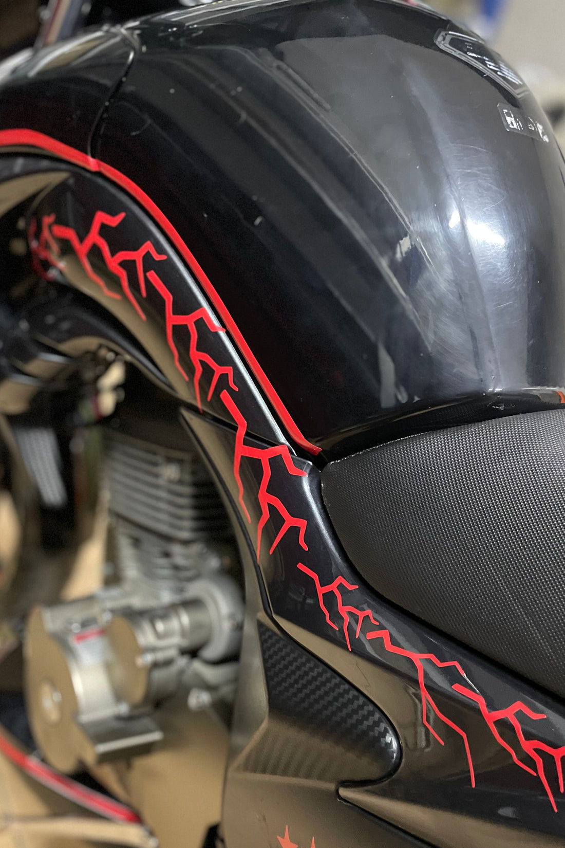 Motor ve Kask için Setli  Kırmızı Yıldırım Şimşek Sticker Etiket Seti