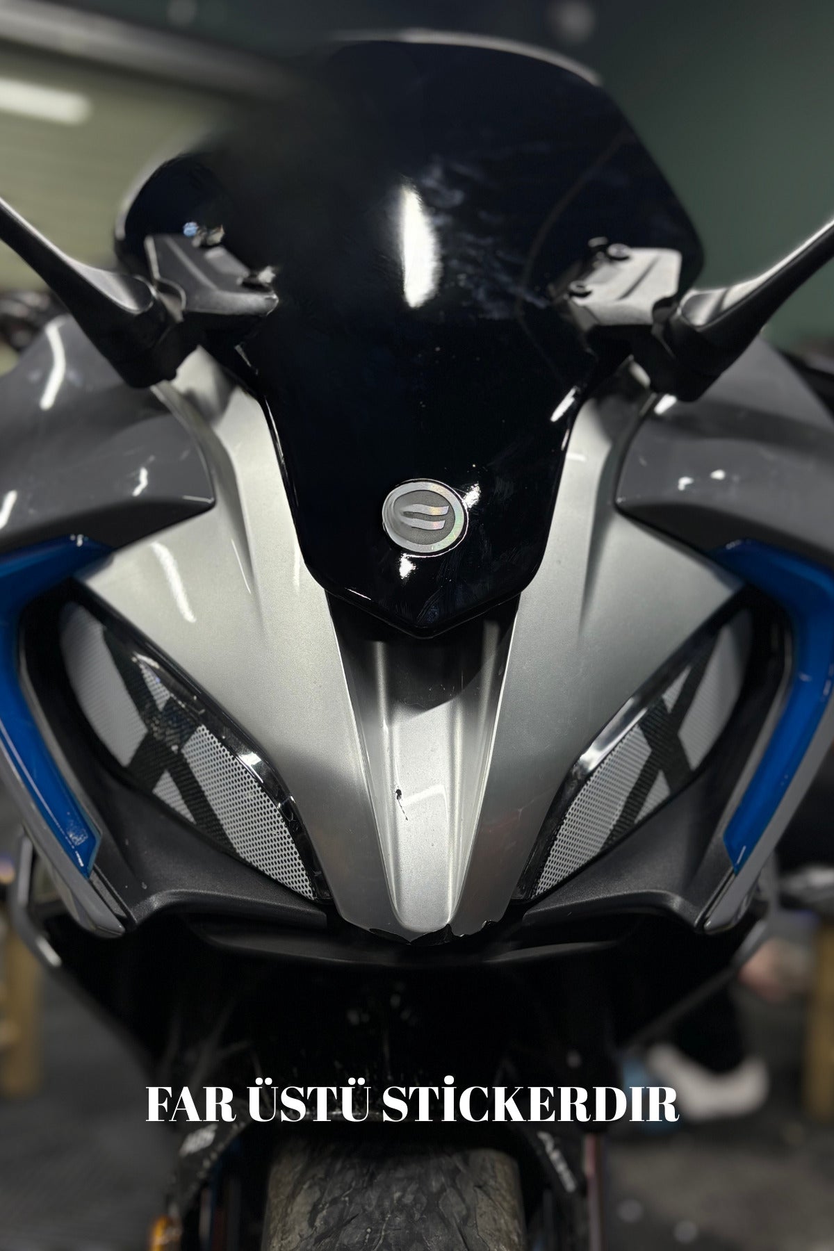 CFMOTO SR250 için Delikli Far Üstü Sticker Seti Aydınlatma Engellemez(Sağ ve Sol)