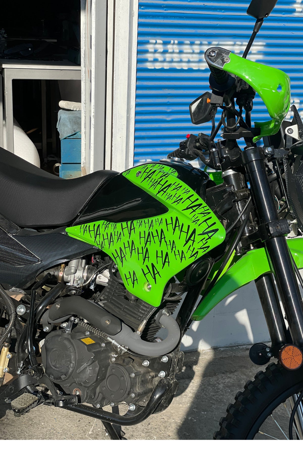 Motor-Araba-Kask için Dekoratif Parlak Siyah Hahaha Sticker Etiket 15X30CM (32 Adet Ha Yazısı)