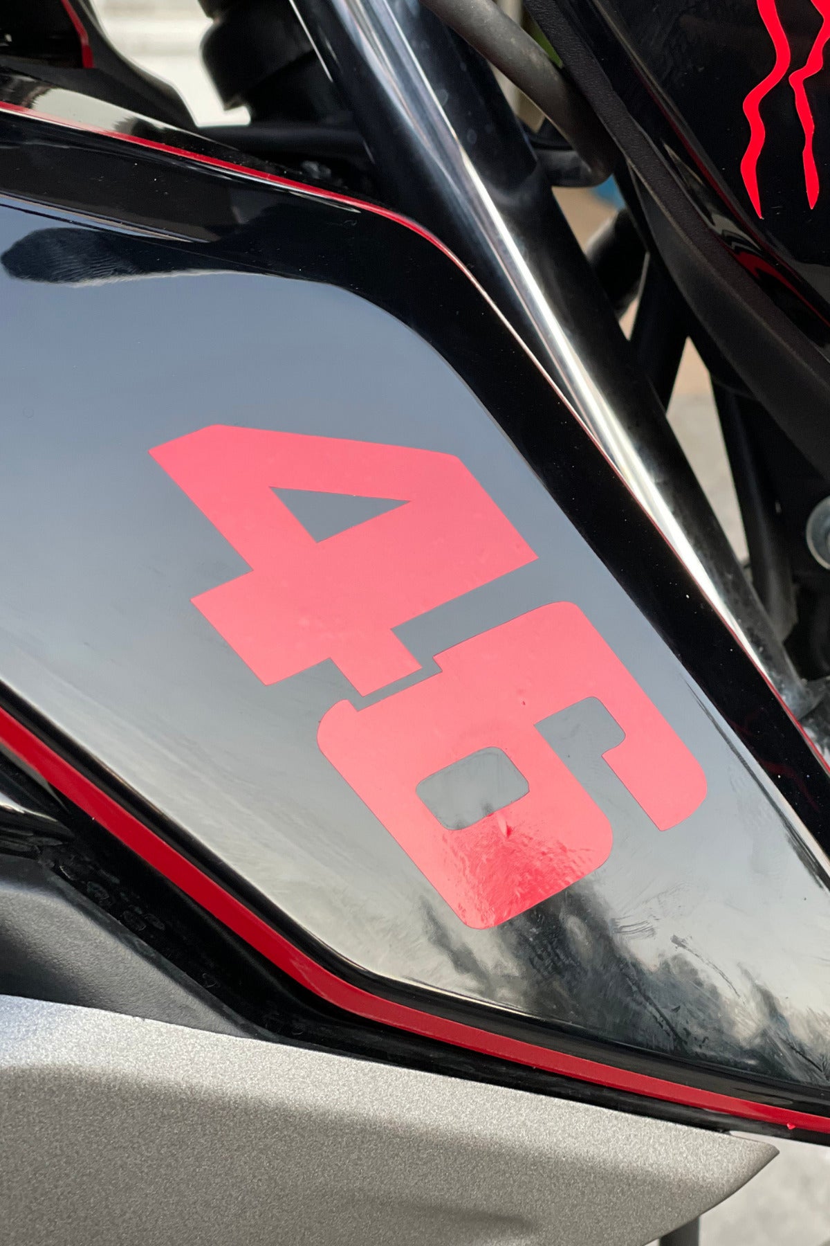Motor-Araba-Kask için Kırmızı 46 Yarış Stili Logo Sticker Etiket (1 Adet)
