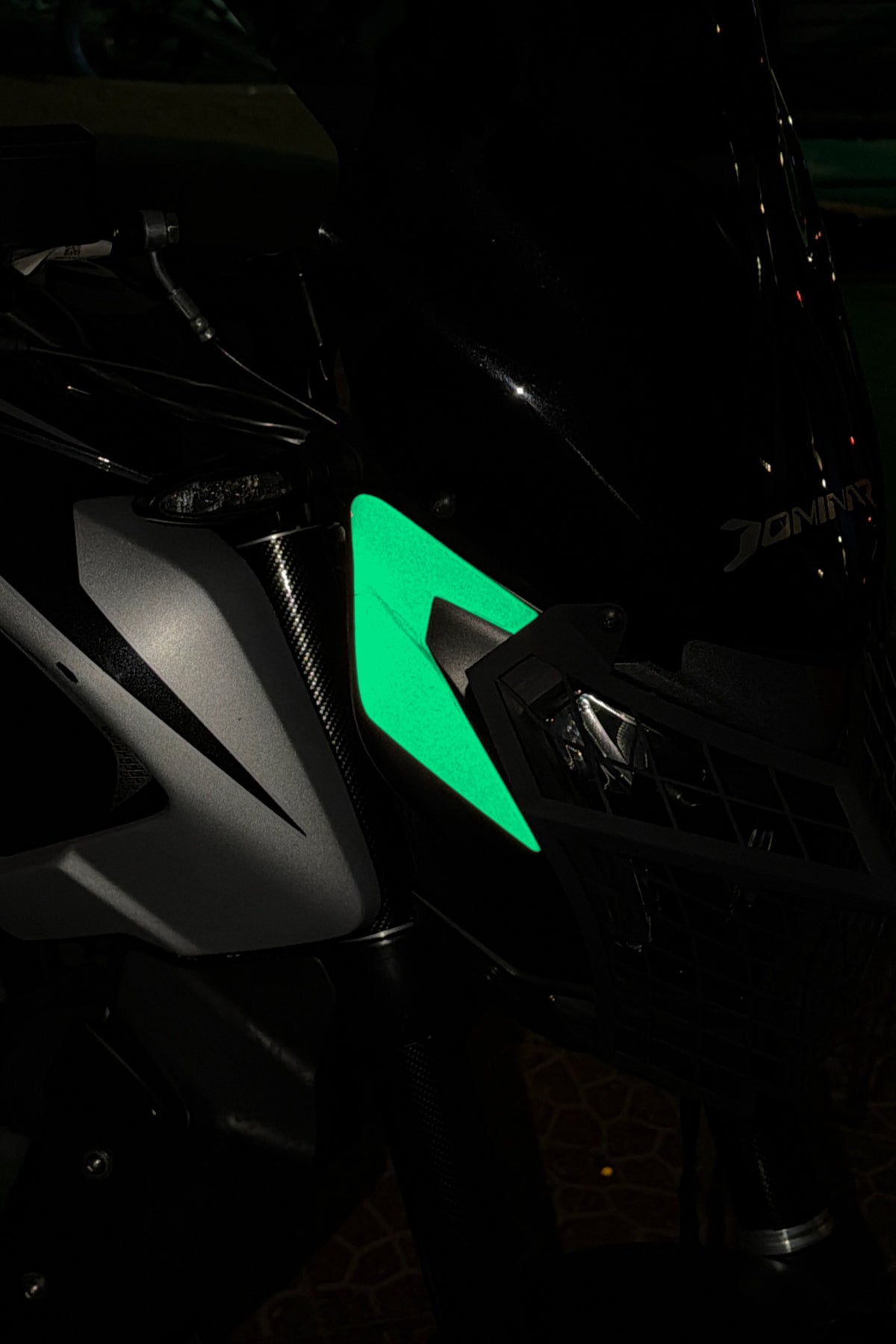 Bajaj Dominar 250/400 için Reflektörlü Orijinal Kafa Sticker (Sağ ve Sol)