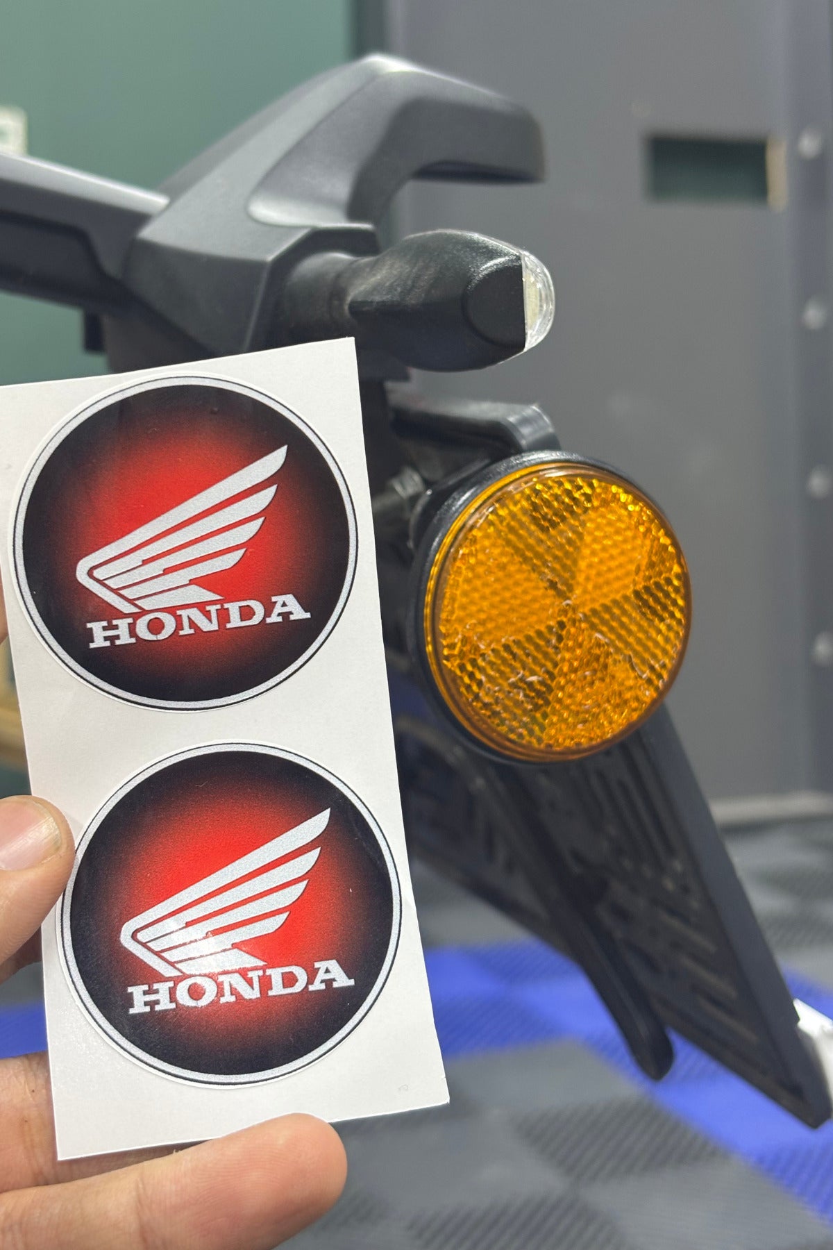 Honda PCX Kedigözü Reflektörü için 5CMx5CM Yuvarlak Sticker Seti (2 Adet)