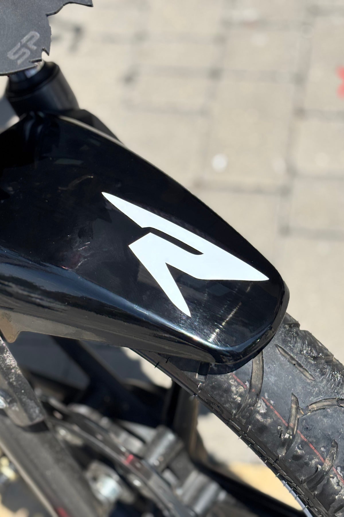 TVS Raider için Beyaz Renk Çamurluk için R Logo Sticker(1 Adet)(12CM)