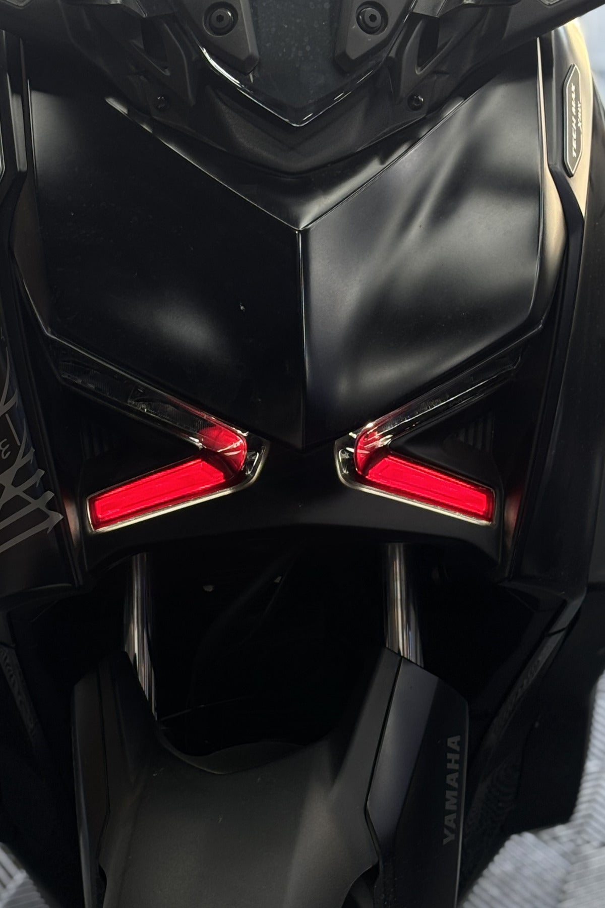 Yamaha XMAX Yeni Kasalara Uyumlu Far Filmi Far Tasarım Sticker