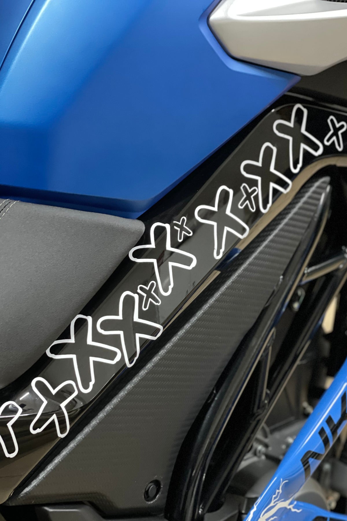Motor ve Kask için Beyaz Renk XXX Sticker Etiket (24'lü Set )