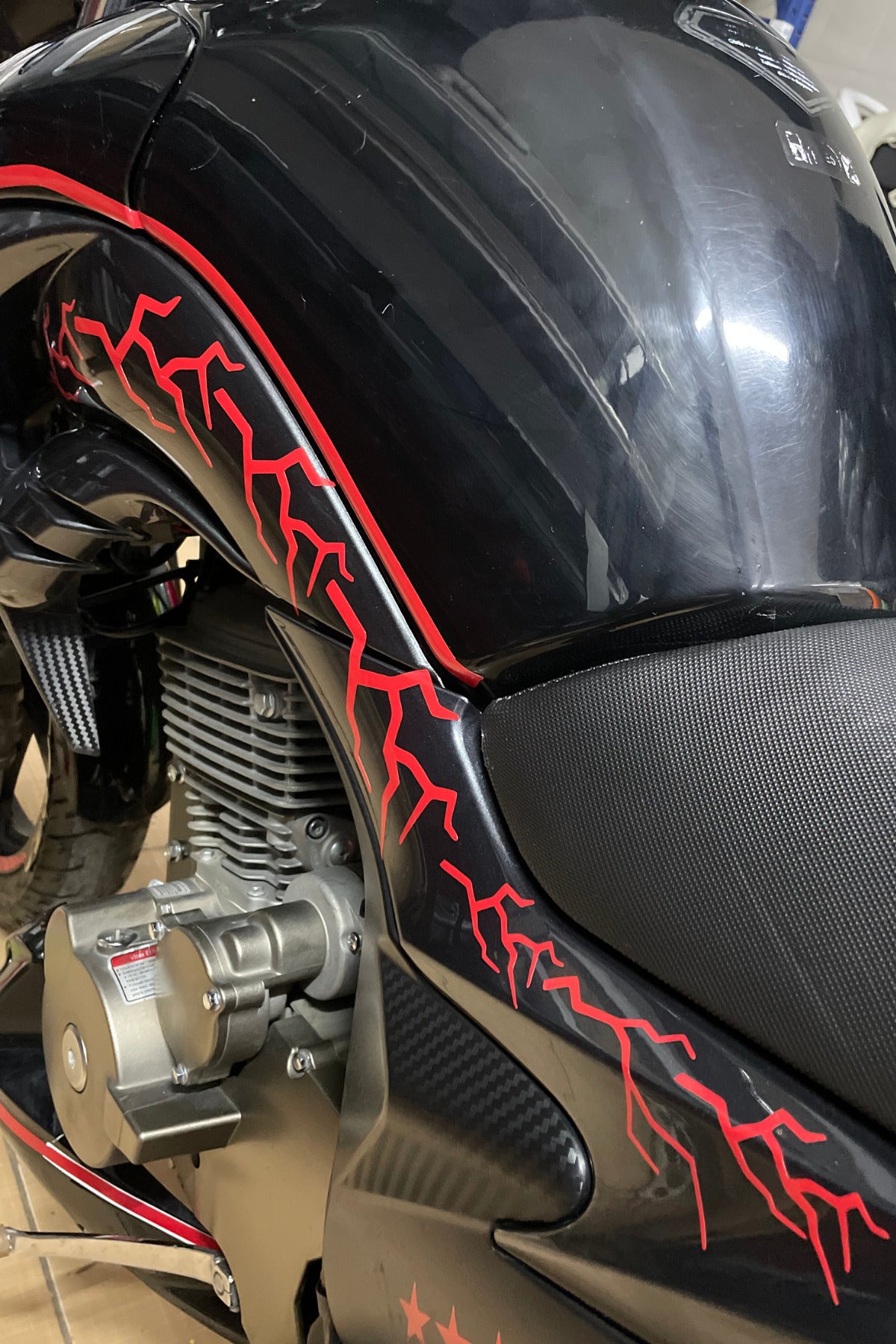 Motor ve Kask için Setli  Kırmızı Yıldırım Şimşek Sticker Etiket Seti