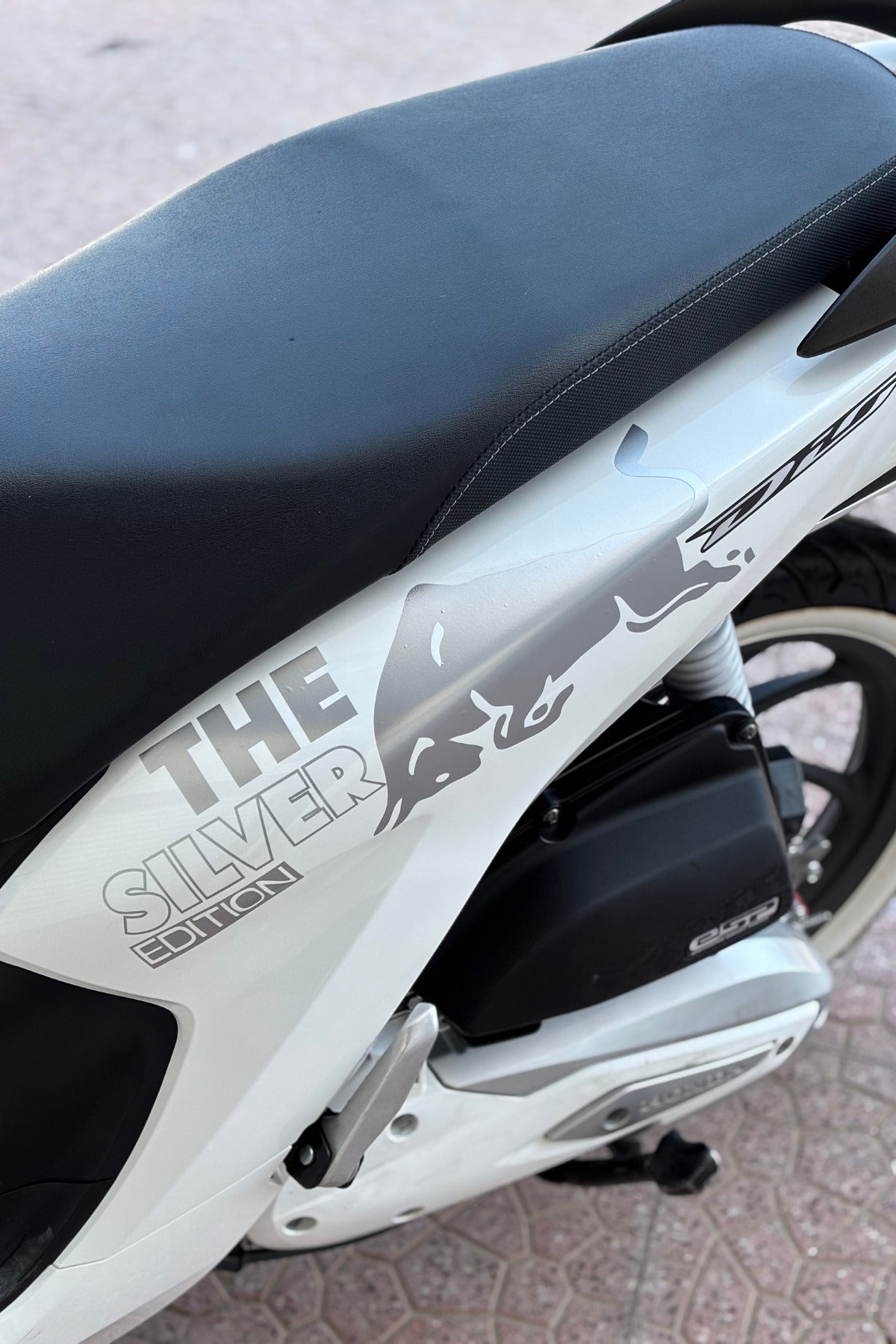 Motor ve Kask için Gümüş Gri Boğa Enerji Sticker Etiket Seti (2 Parça)