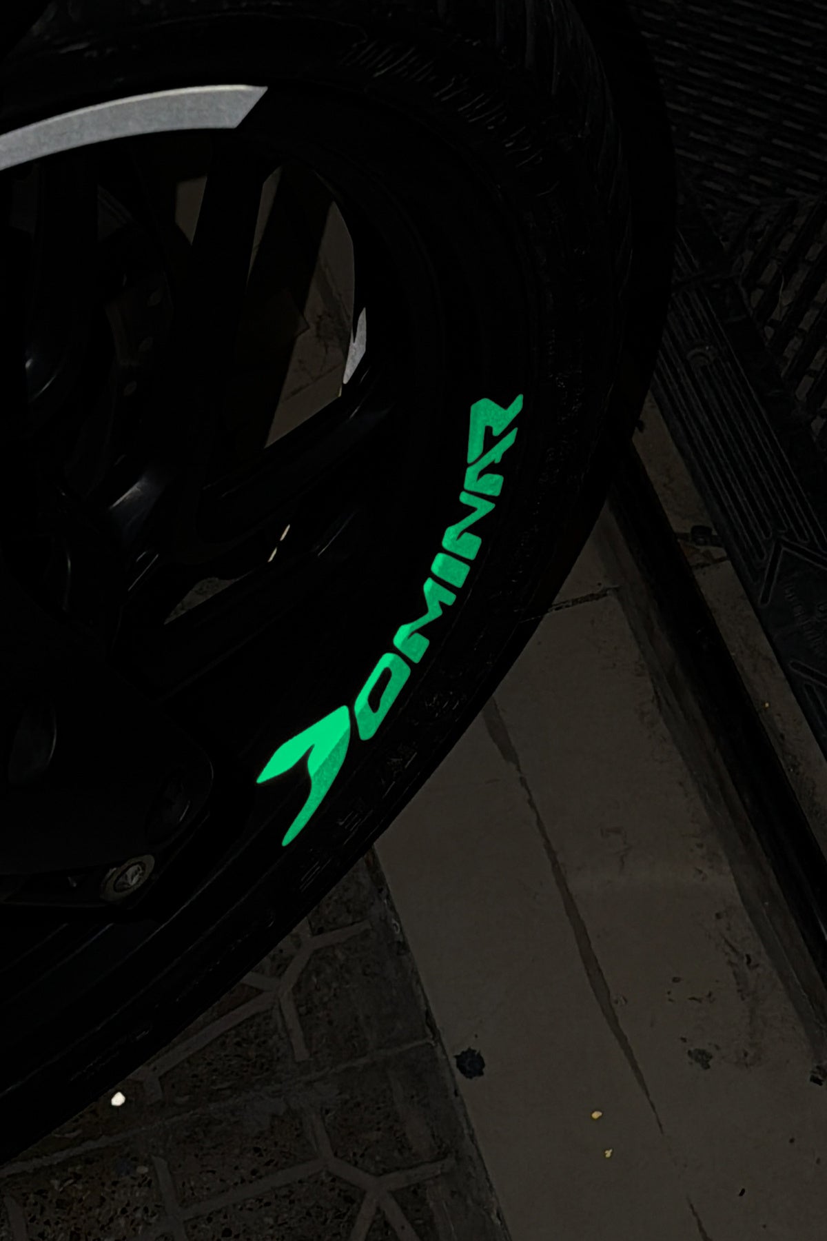 Bajaj Dominar Motosiklet Grubu için Reflektörlü Dominar Jant içi Yazı Sticker (4 Adet)