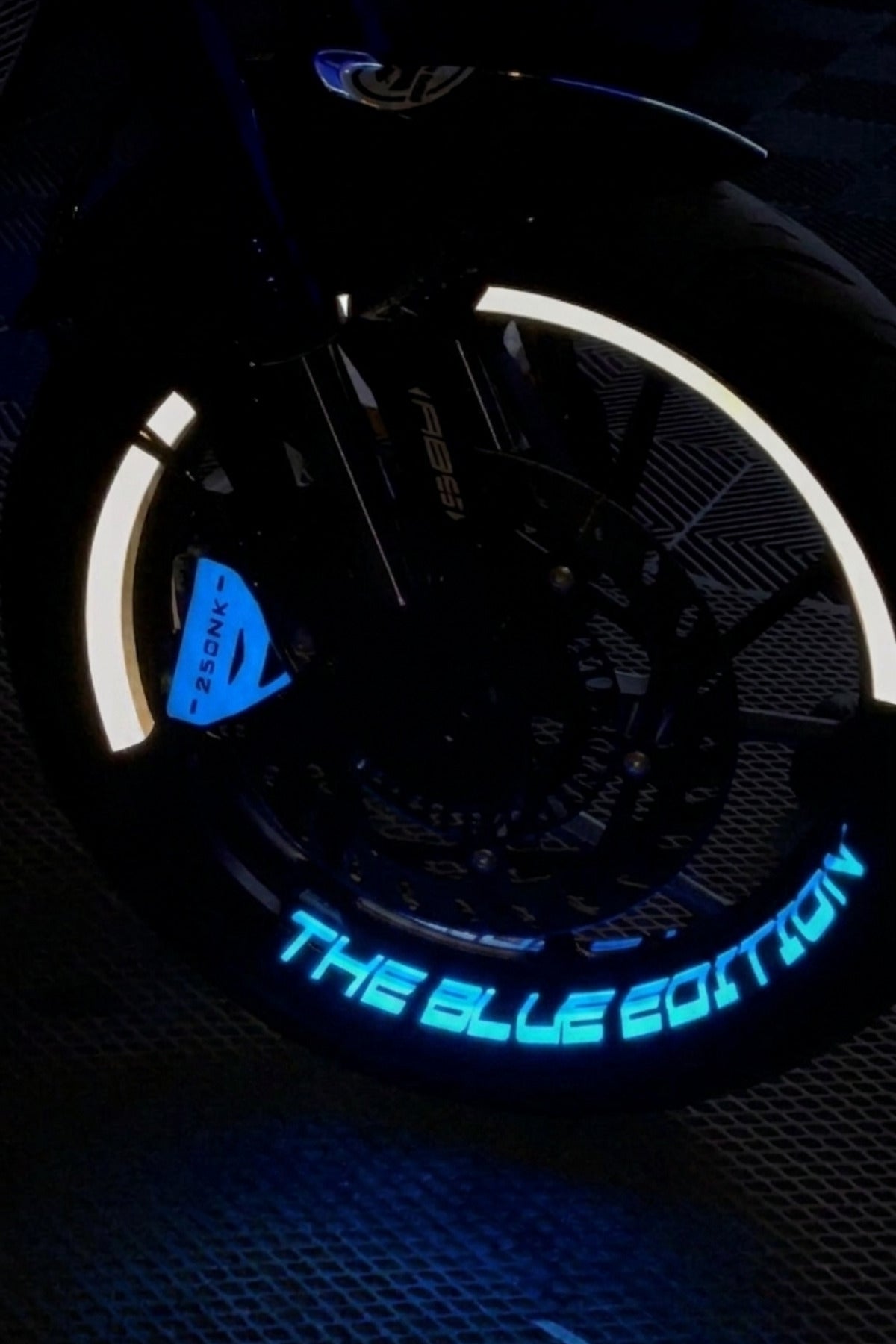 Motosiklet 17 Inch Uyumlu Reflektörlü The Blue Edition Yazılı Yarım Jant Şeridi Sticker Seti (8 Parça)