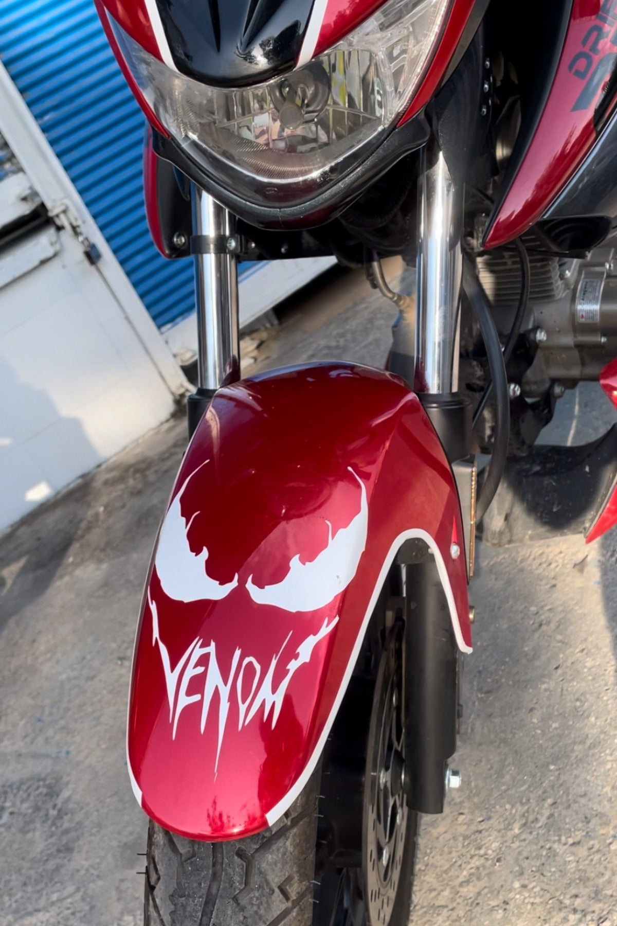 Dekoratif Parlak Beyaz Venom Sticker Motor-Kask-Araba için Etiket (1 Adet)