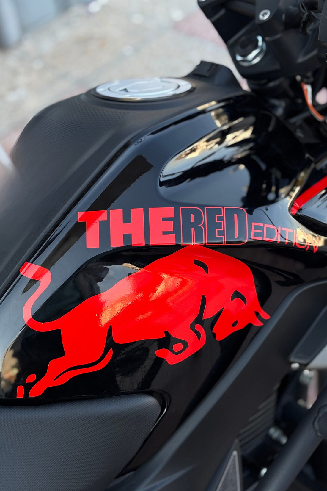 TVS Raider 125 için THE RED EDİTİON Boğa Enerji Reflektörlü Kırmızı Sticker Seti (Sağ)