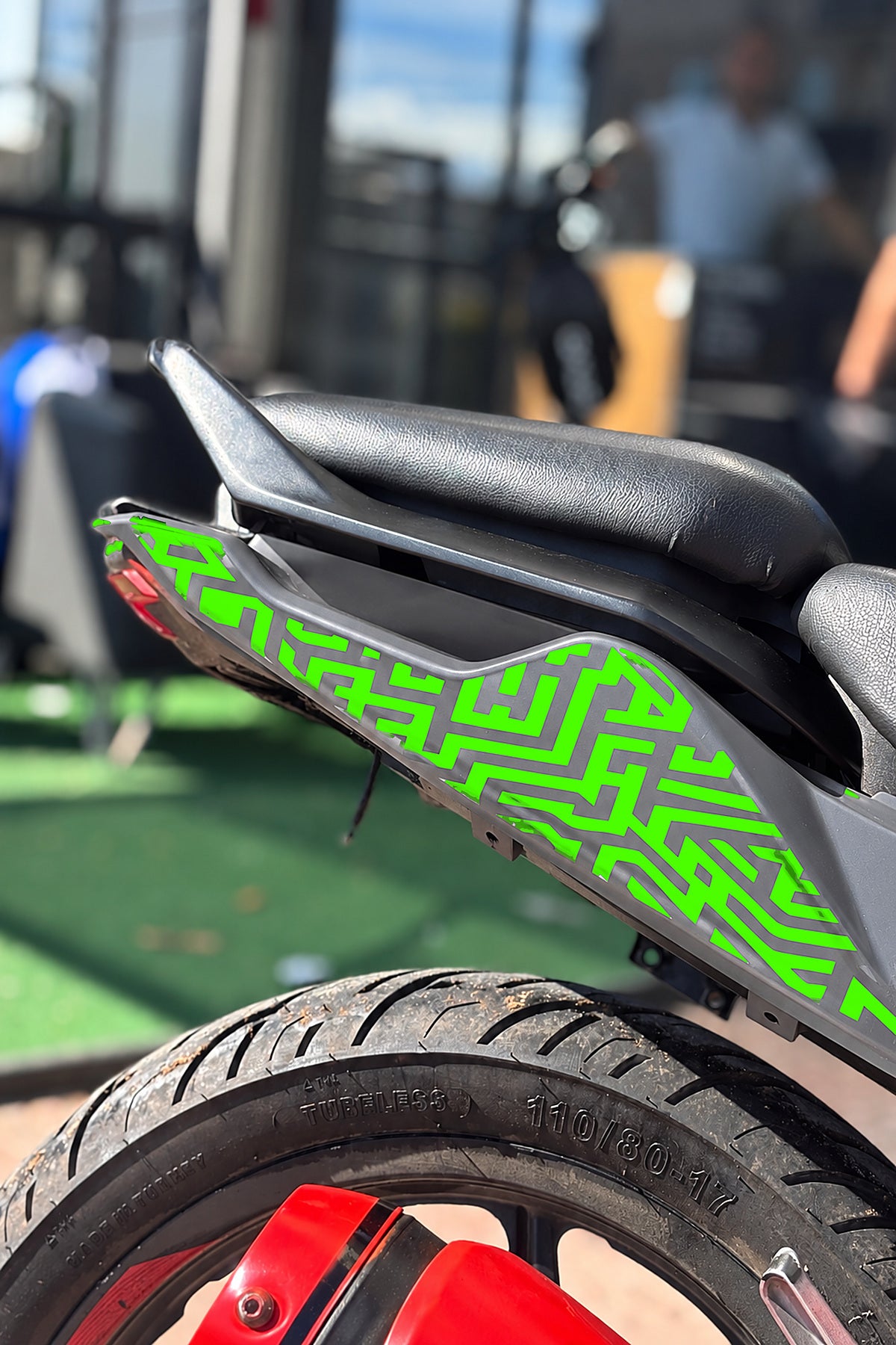 TVS Raider 125 için Labirent Desenli Sele Altı Kaplama Sticker Etiket (Sağ ve Sol )