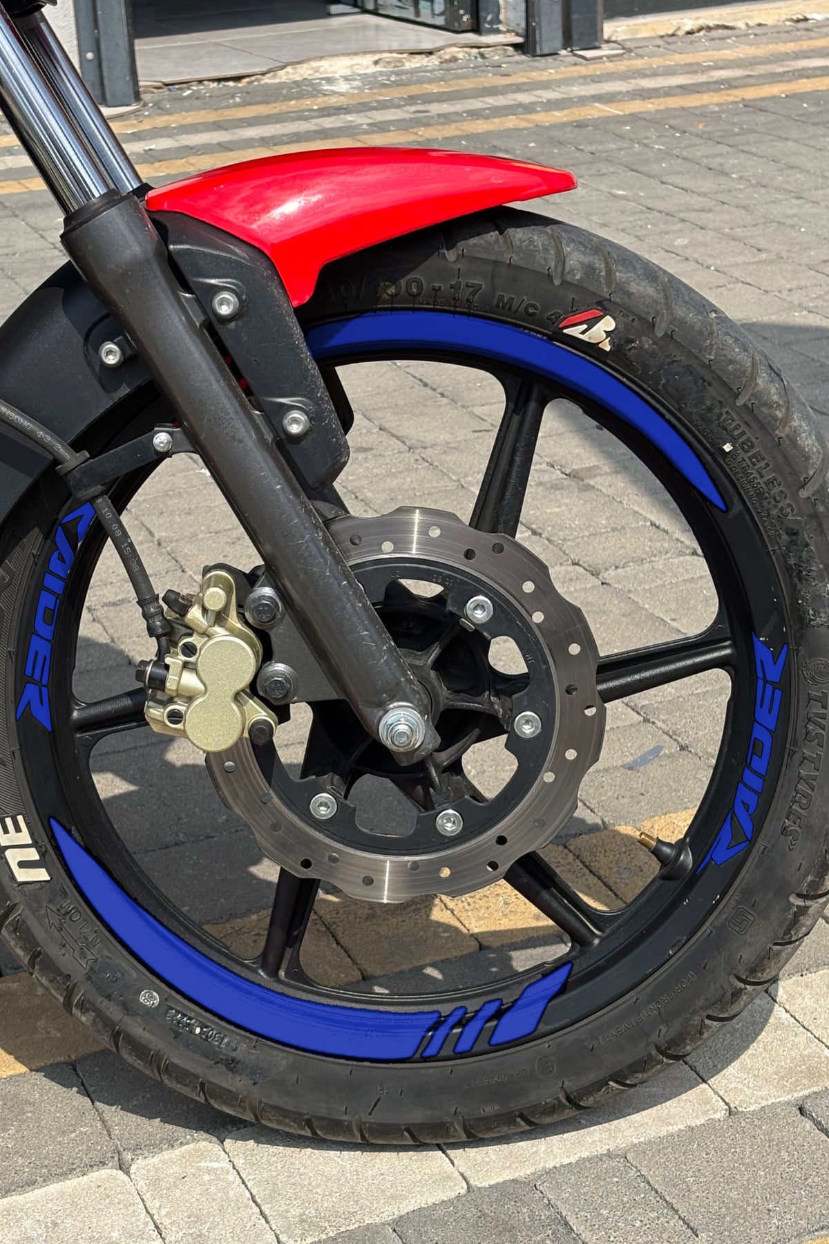 TVS Raider 125 için Kalın Kesikli + Raider Yazılı Jant Şeridi (Ön-Arka-Sağ-Sol)