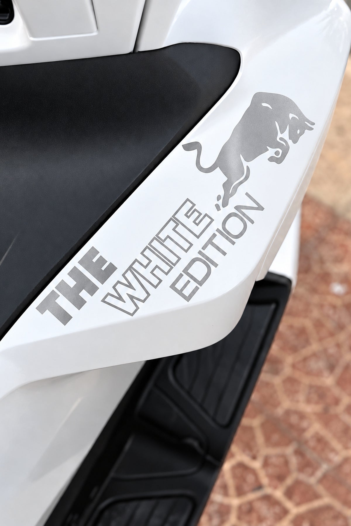 Honda PCX için The White Edition Boğa Enerji Sticker Etiket (1 Adet)