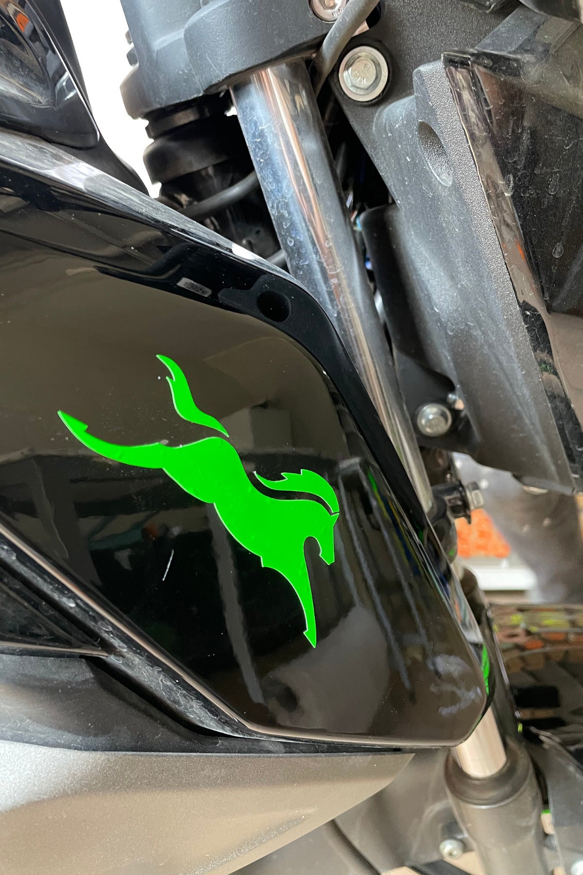 TVS Motor Grubu için Neon Yeşil TVS At Logo Sticker Etiket (10CM) (1 Adet)