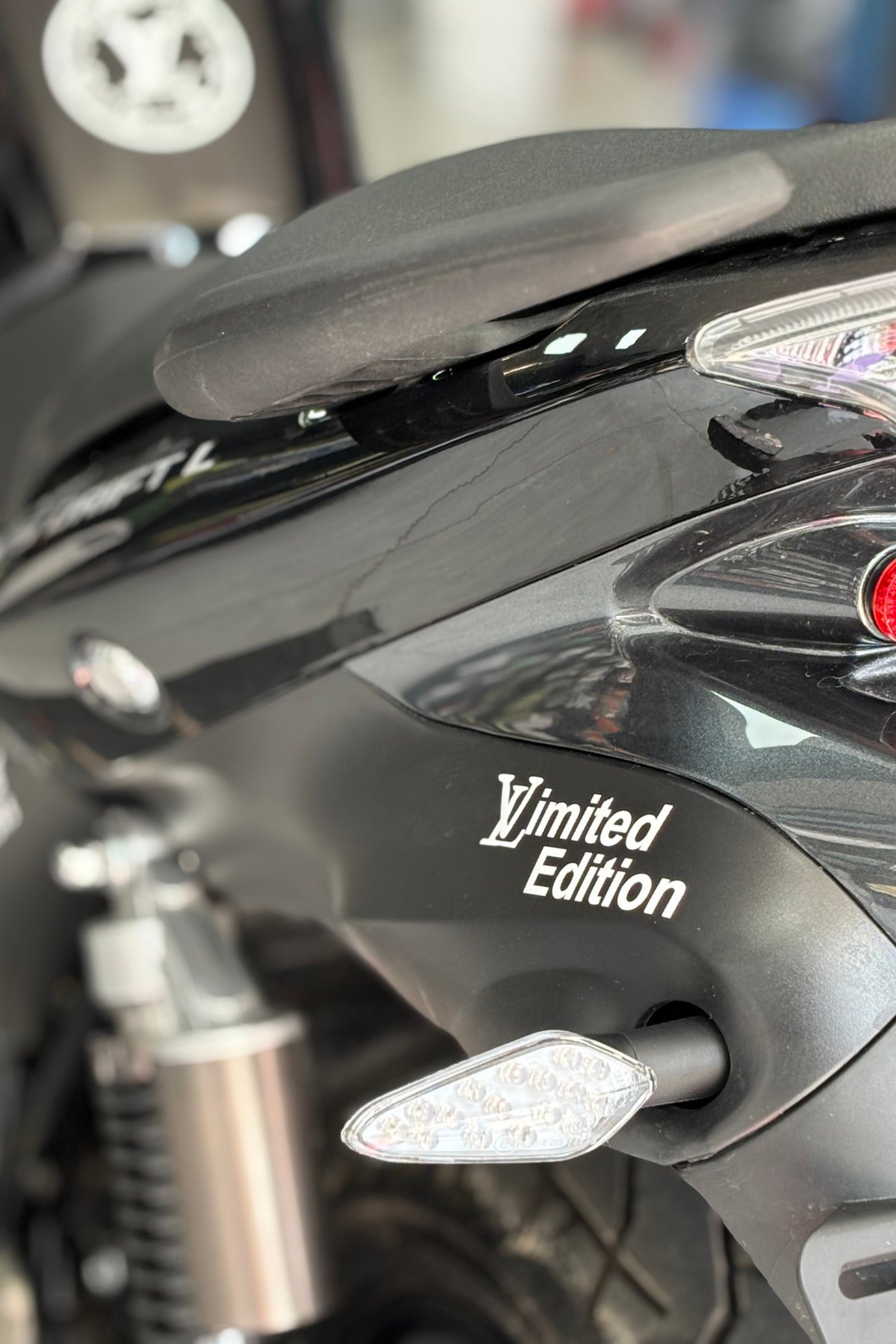 Motor-Araba-Kask için Beyaz Renk L.V Limited Edition Sticker Etiket (1 Adet)