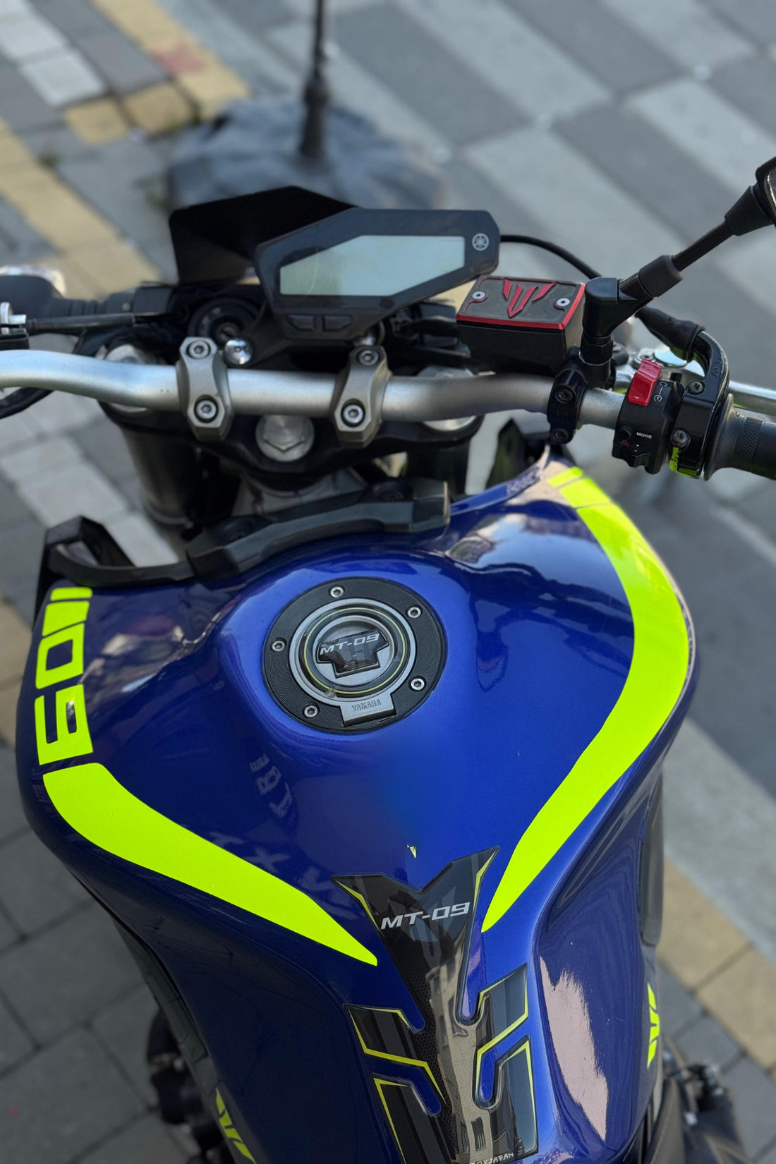 Yamaha MT-09 için Neon Sarı Depo Kemer Sticker Etiket (2 Adet)