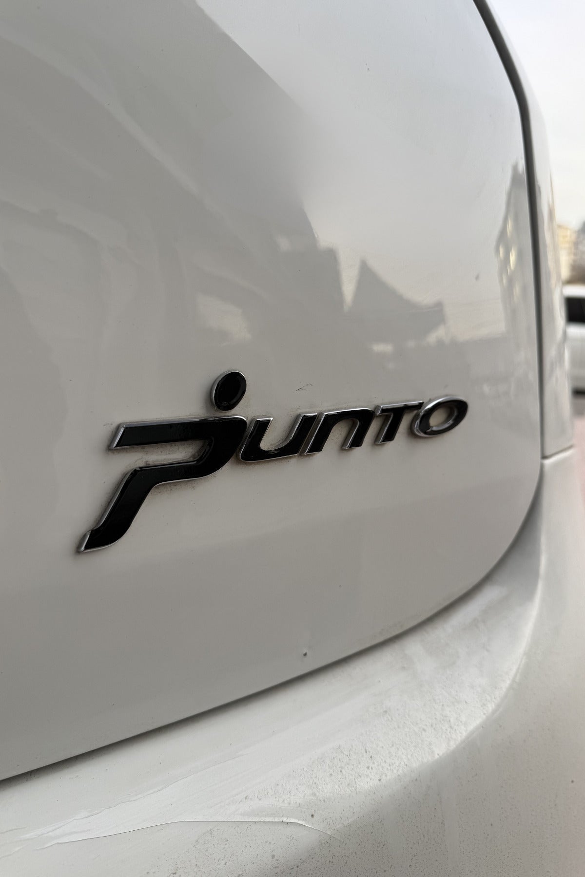 Fiat Punto için Siyah Renkli Logonun Üstüne Yapıştırılan Sticker (LOGO DEĞİL STİCKERDIR)
