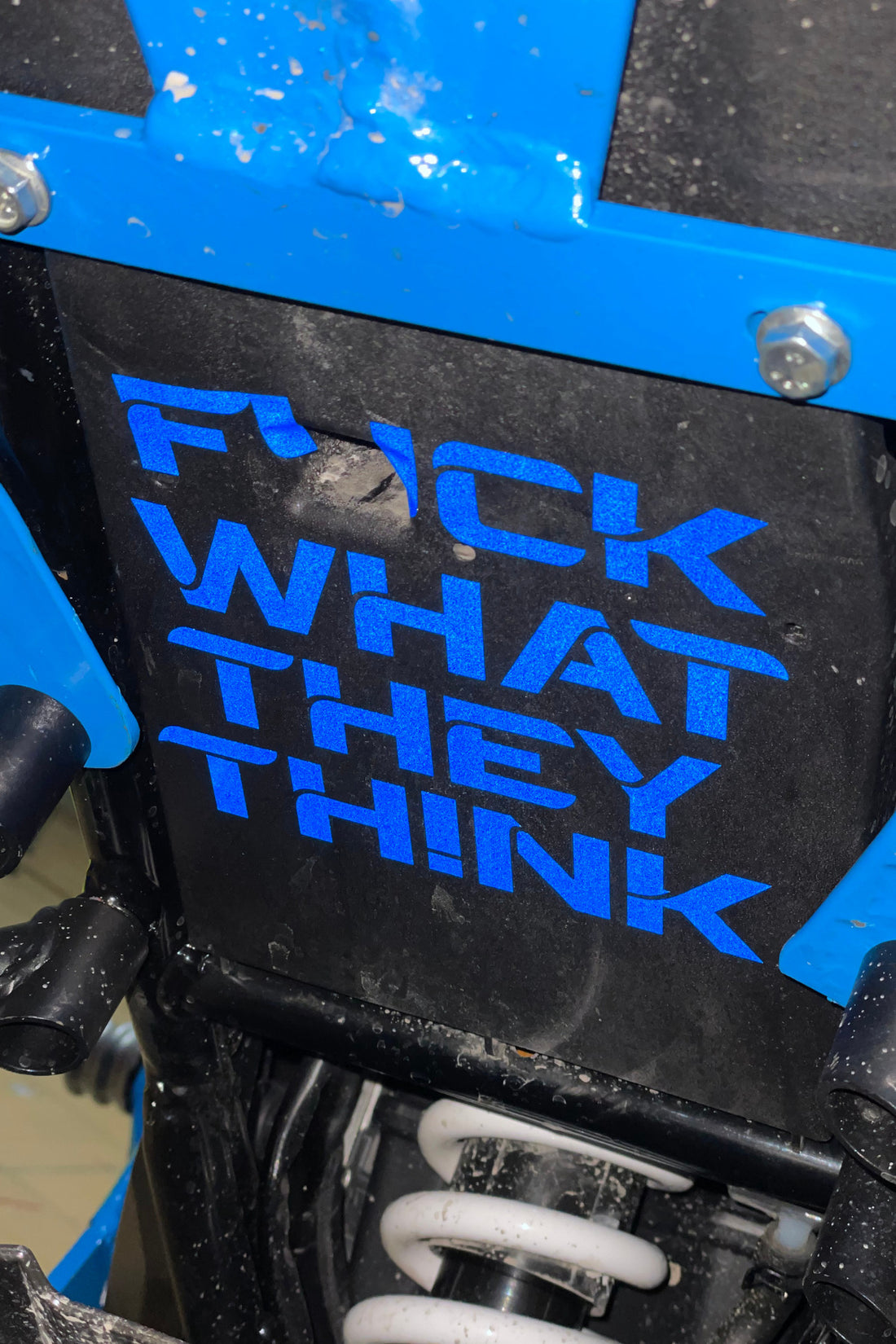 Motor Sele Altı için Reflektörlü Gece Parlayan Mavi F'ck What They Think Sticker Etiket(1 Adet)