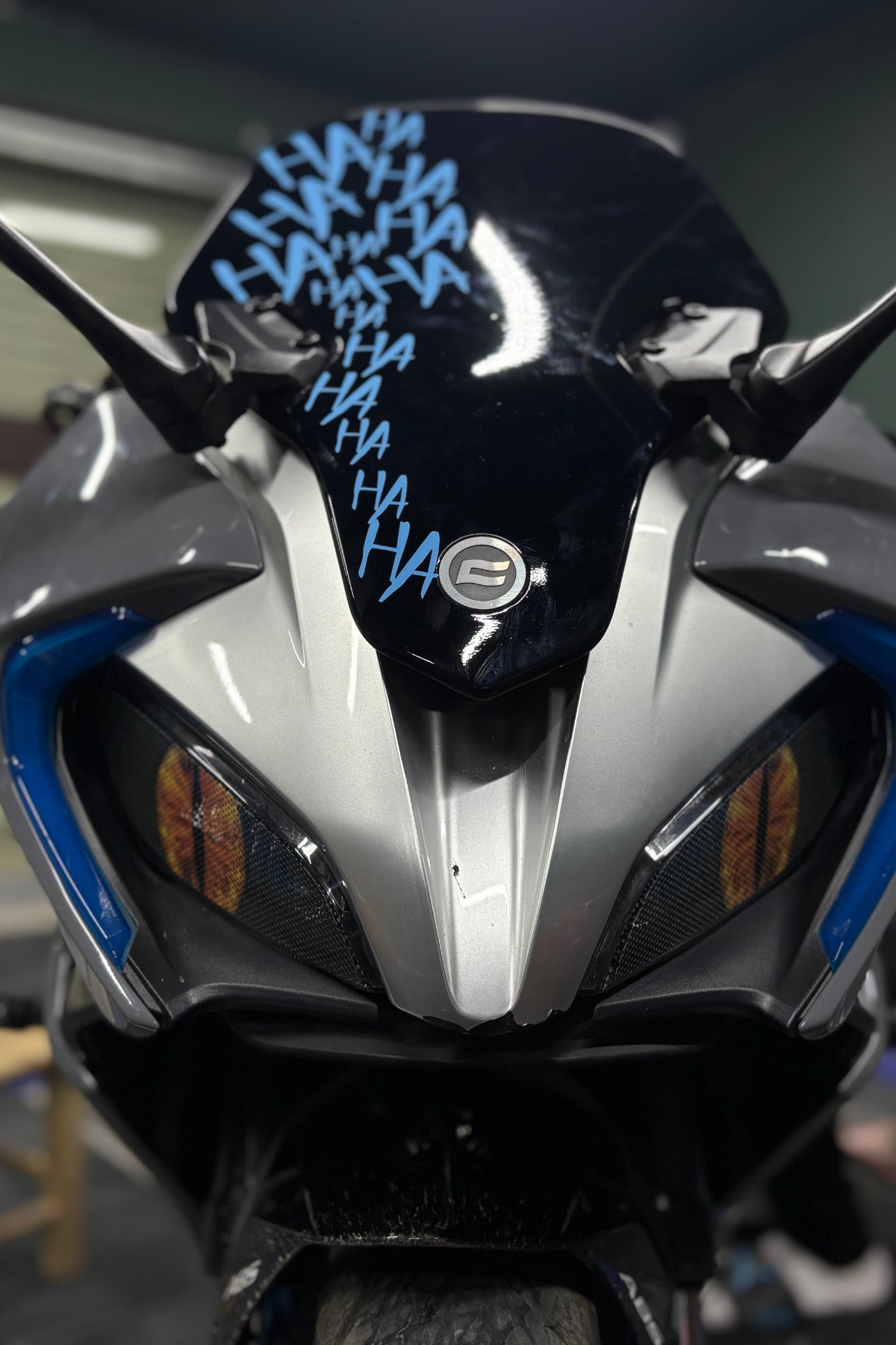 CFMOTO SR250 için Delikli Far Üstü Sticker Seti Aydınlatma Engellemez(Sağ ve Sol)