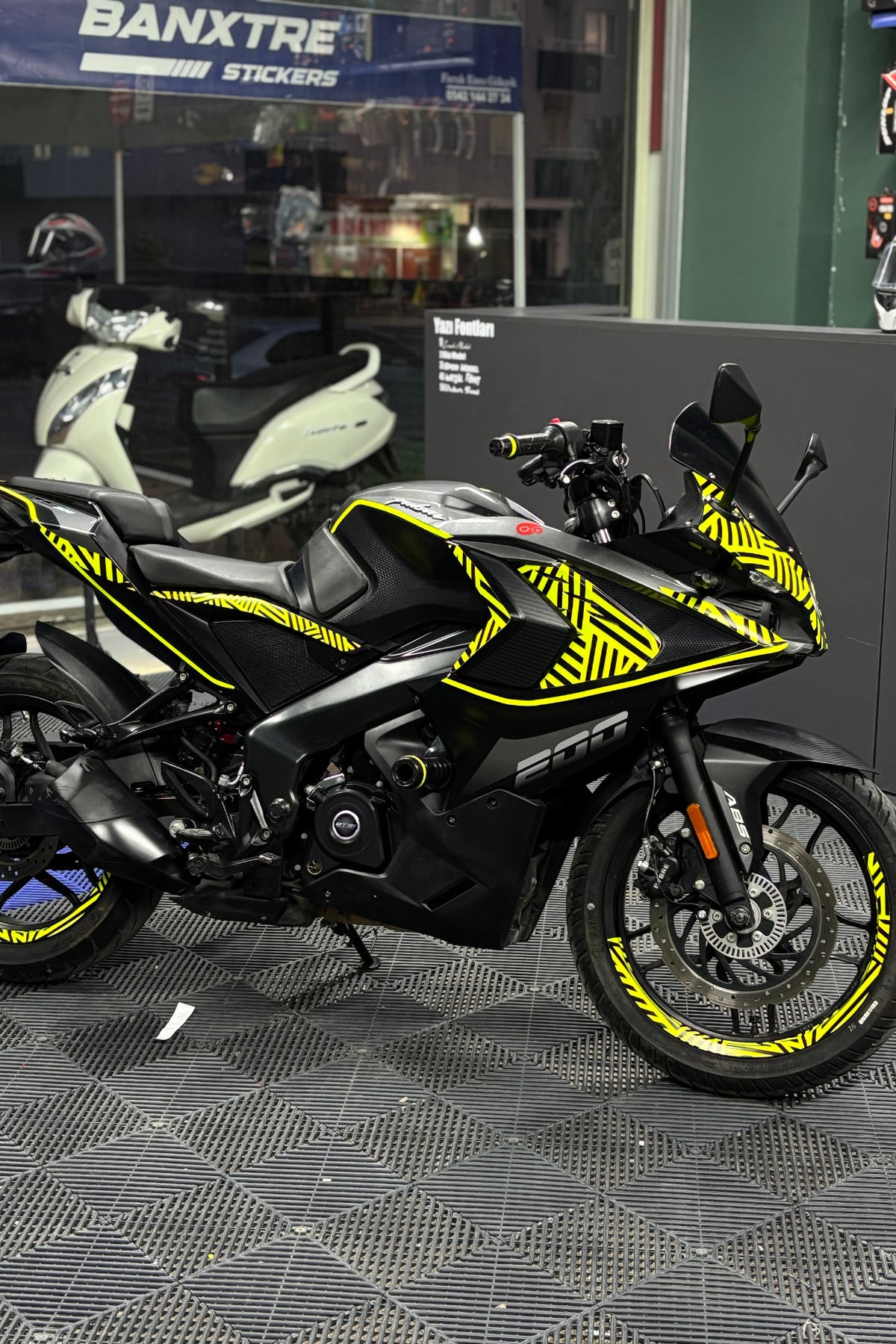 Bajaj Pulsar RS200 için Neon Sarı İlüzyonlu Komple Detay Sticker Seti