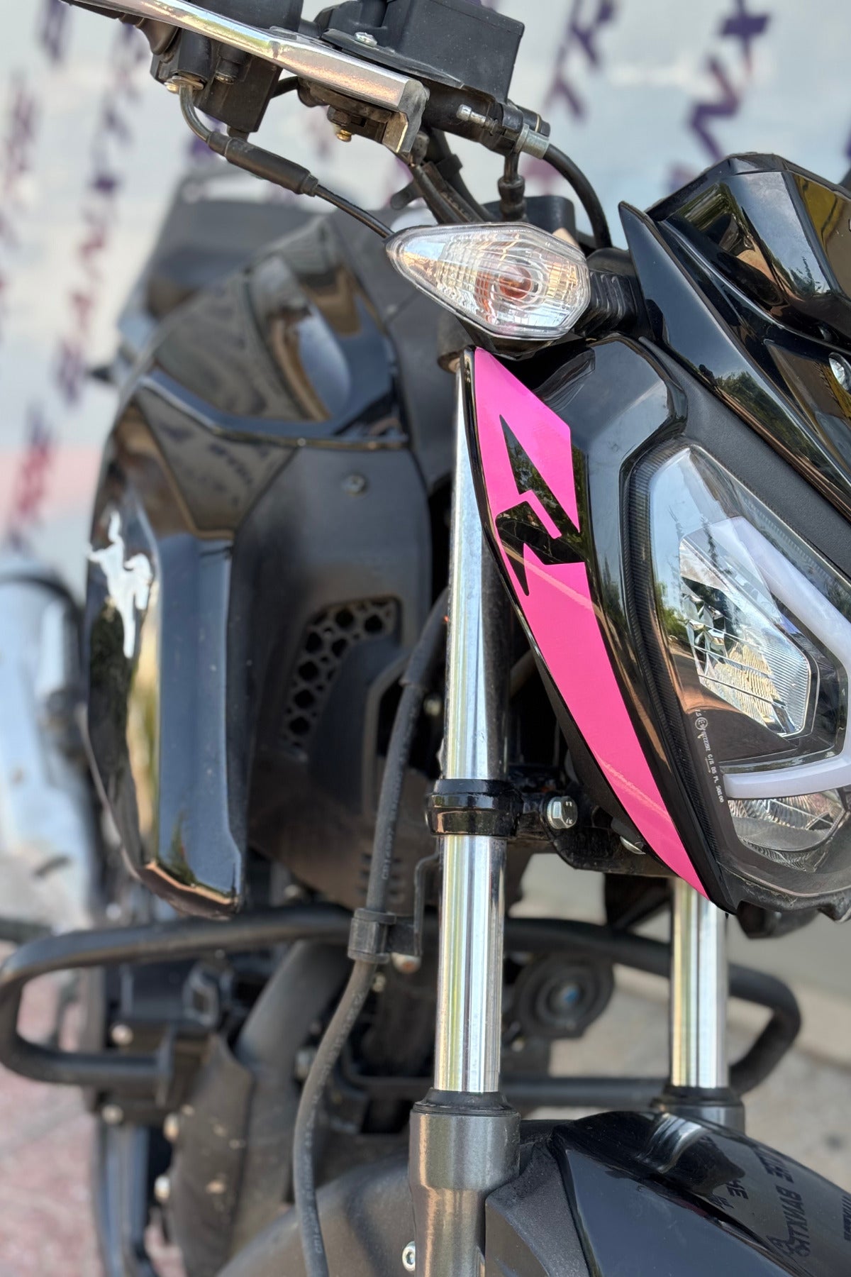 TVS Raider için R Logolu Far Kaşı Detay Sticker (2 Adet)