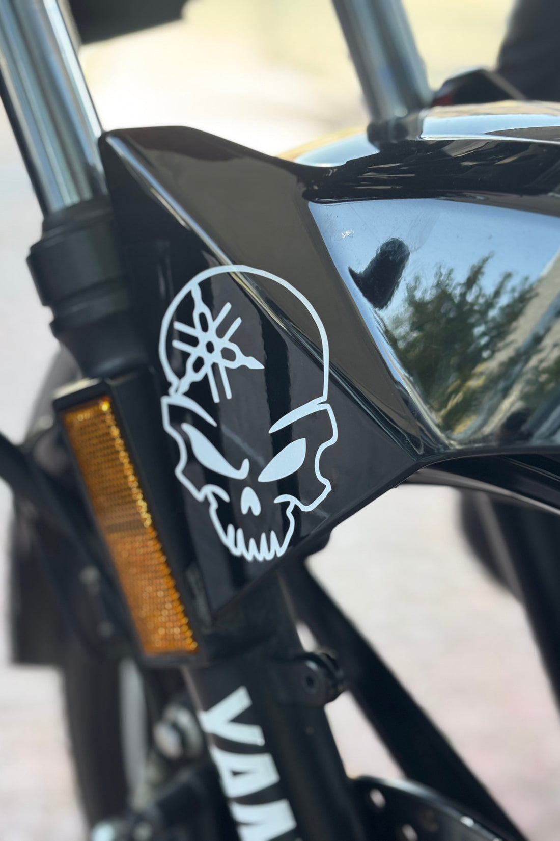 Yamaha Motor Grubu için Beyaz Kurukafa Yamaha Sticker (1 Adet)