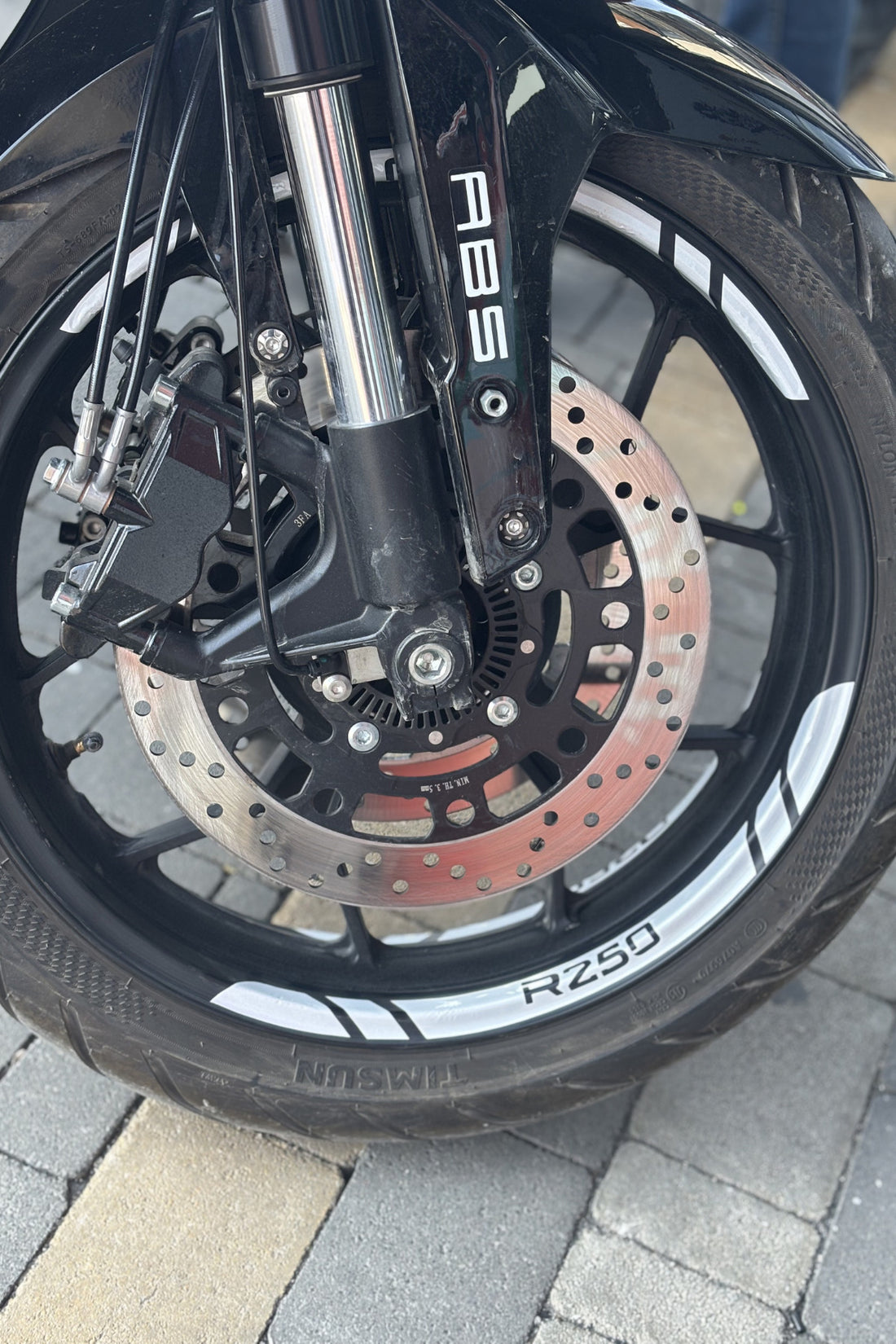 RKS R250 için Beyaz Renk 8 Parça Jant Şeridi Sticker Etiket