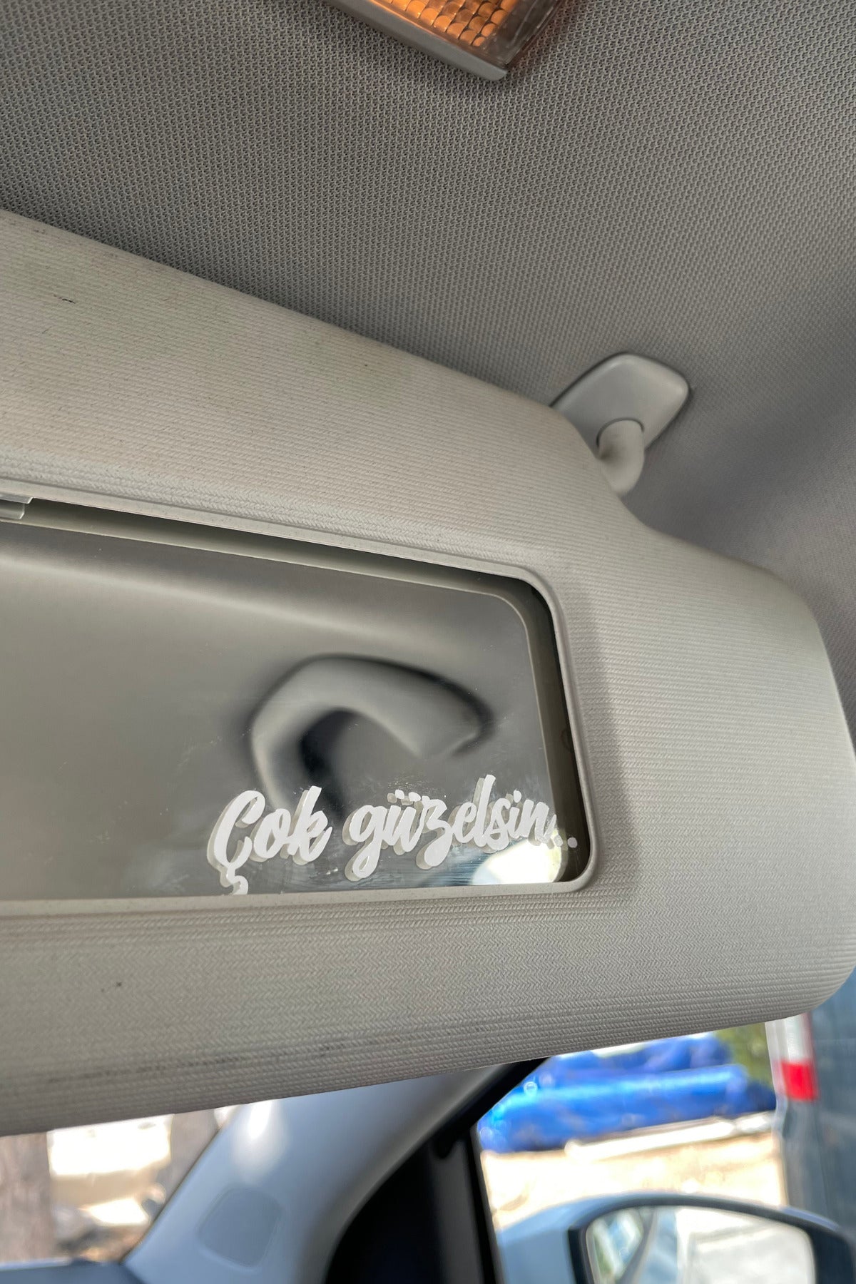 Araba Güneşlik Aynası için Beyaz Renk Çok Güzelsin Etiket Sticker 7.2CMx1.8CM (1 Adet)