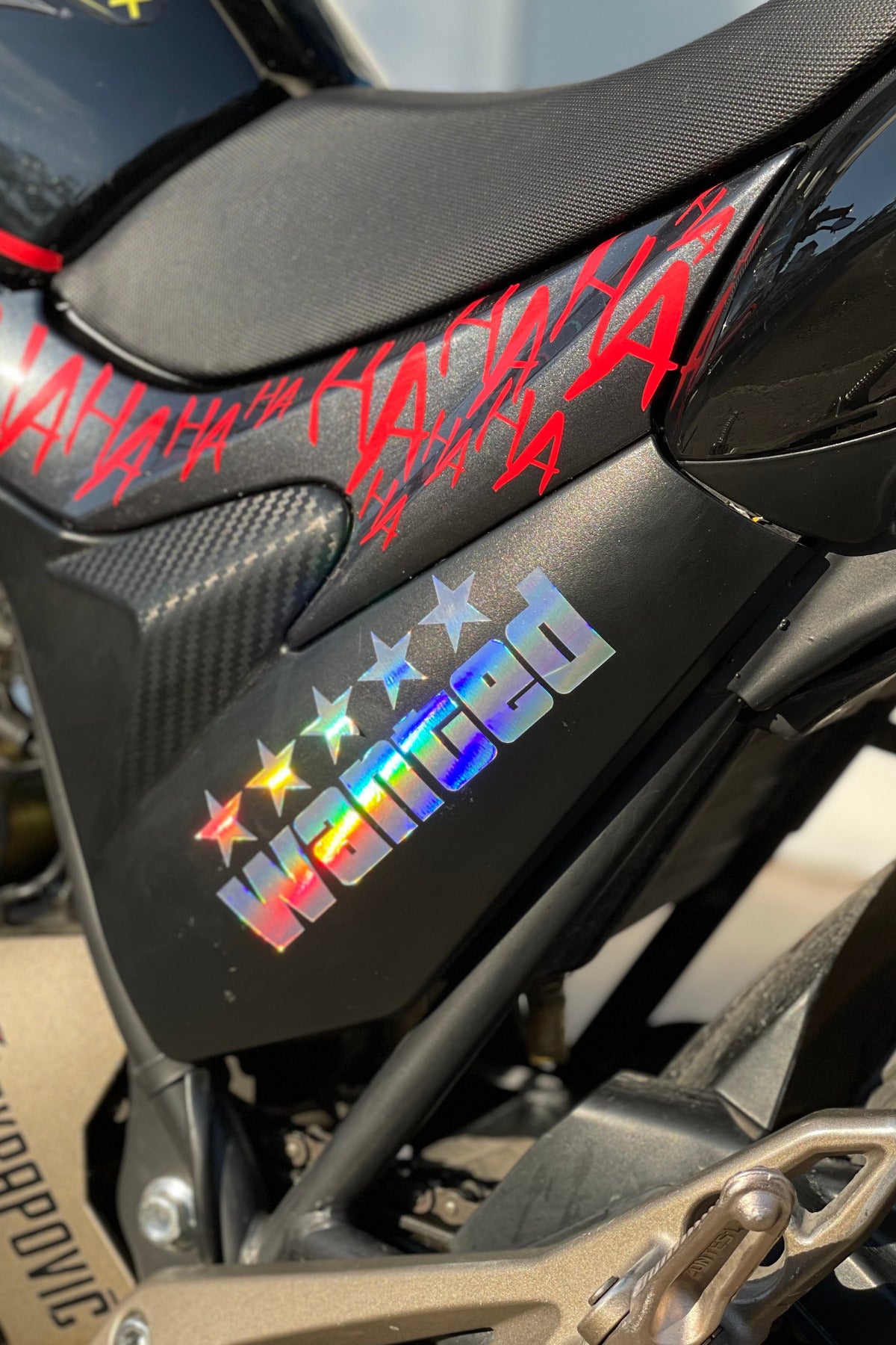 Dekoratif Hologramlı Wanted Yazısı Sticker Araba-Motor için Etiket 14CMX5CM (1 Adet)