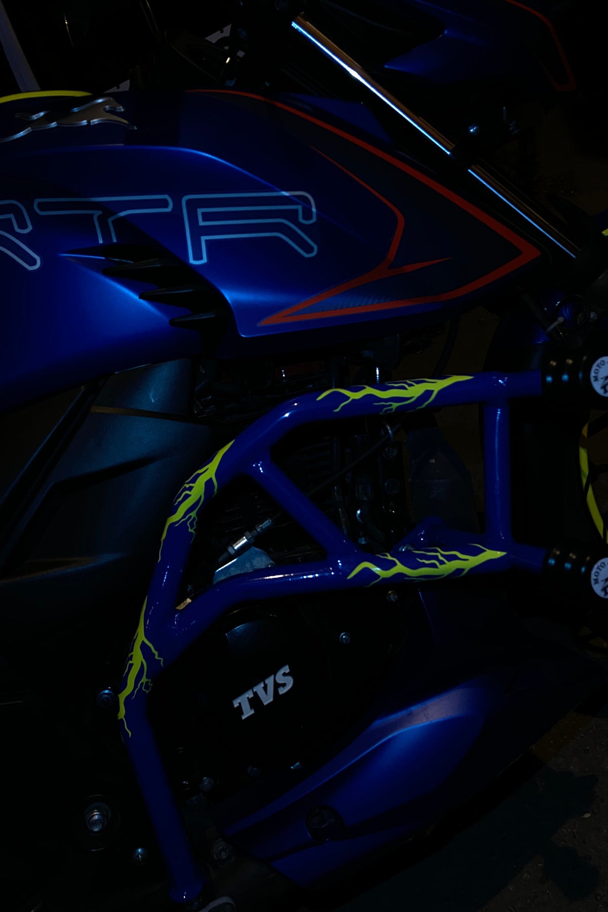 Motor-Kask-Koruma Demiri için Neon Sarı Yıldırım-Şimşek Sticker Etiket Seti (8'li)