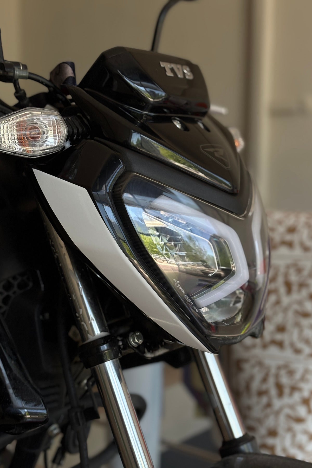 TVS Raider için Far Kaşı Detay Sticker (Sağ ve Sol)