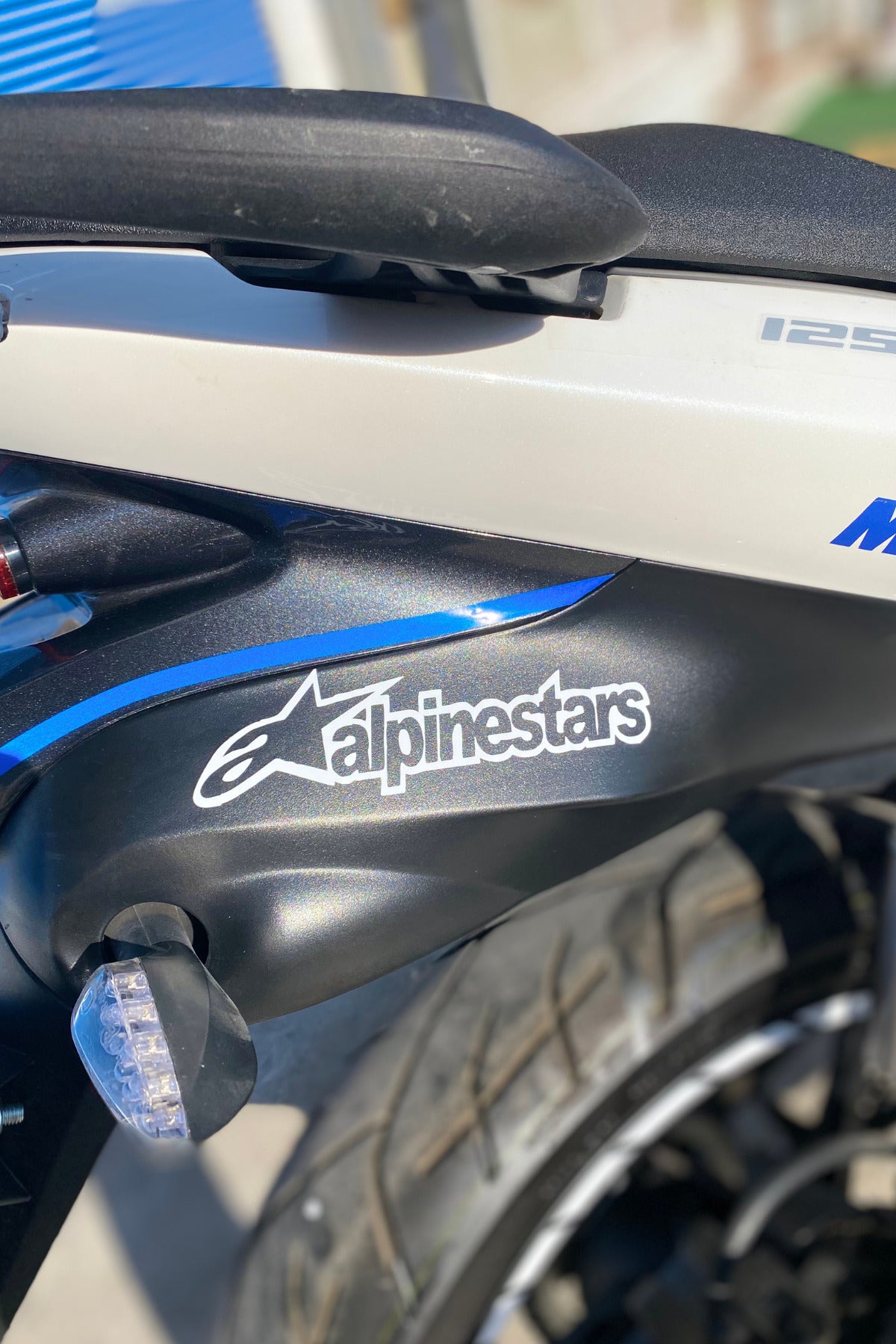 Dekoratif Beyaz Alpinestars Sticker Araba-Motor-Kask için Etiket 14CMx4CM (1 Adet)