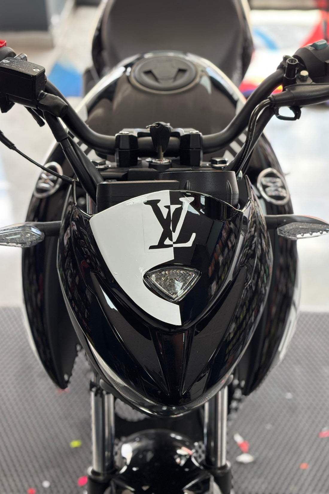 Mondial Drift-L için Beyaz Renk LV Kafa Sticker Etiket (1 Adet)