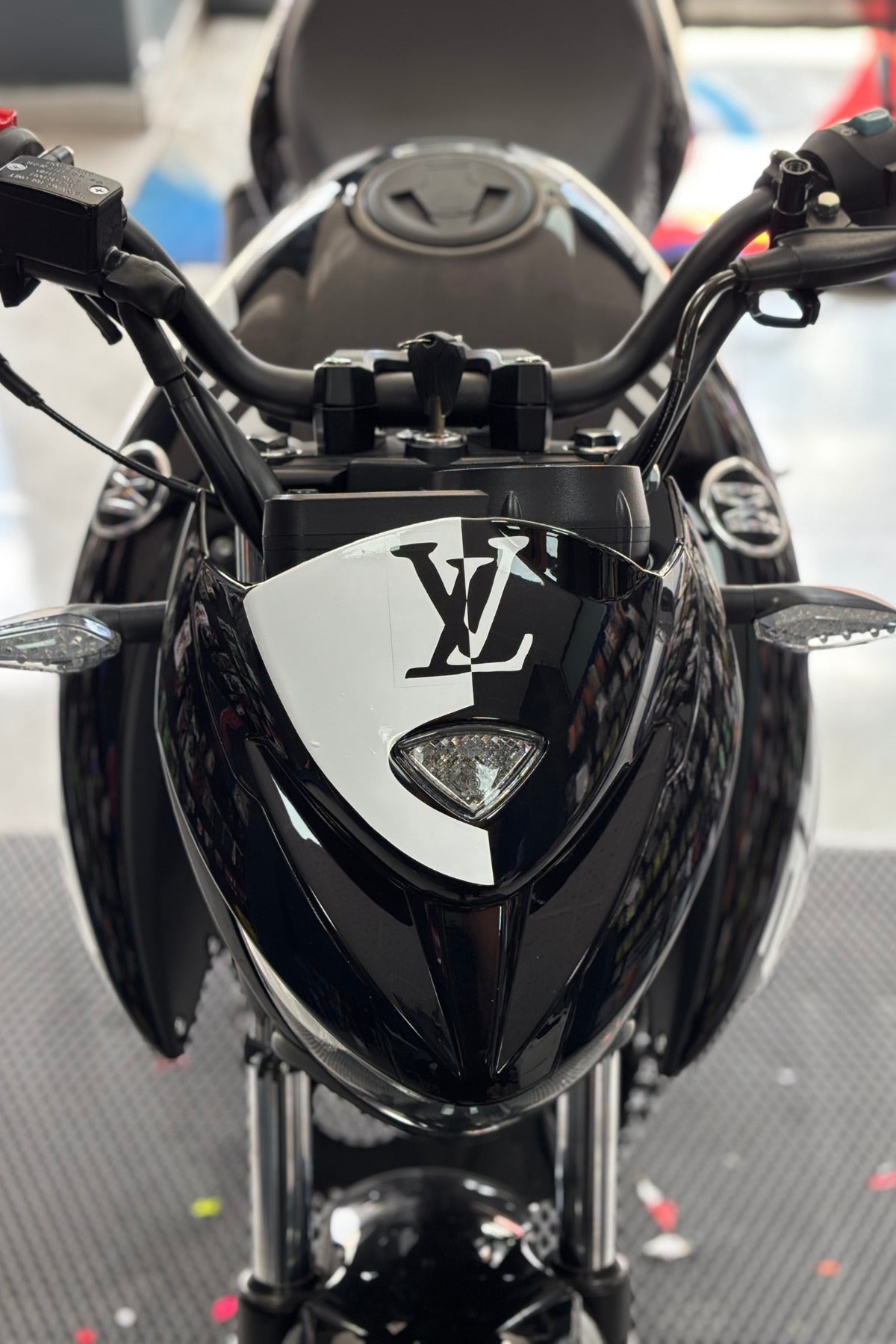 Mondial Drift-L için Beyaz Renk LV Kafa Sticker Etiket (1 Adet)