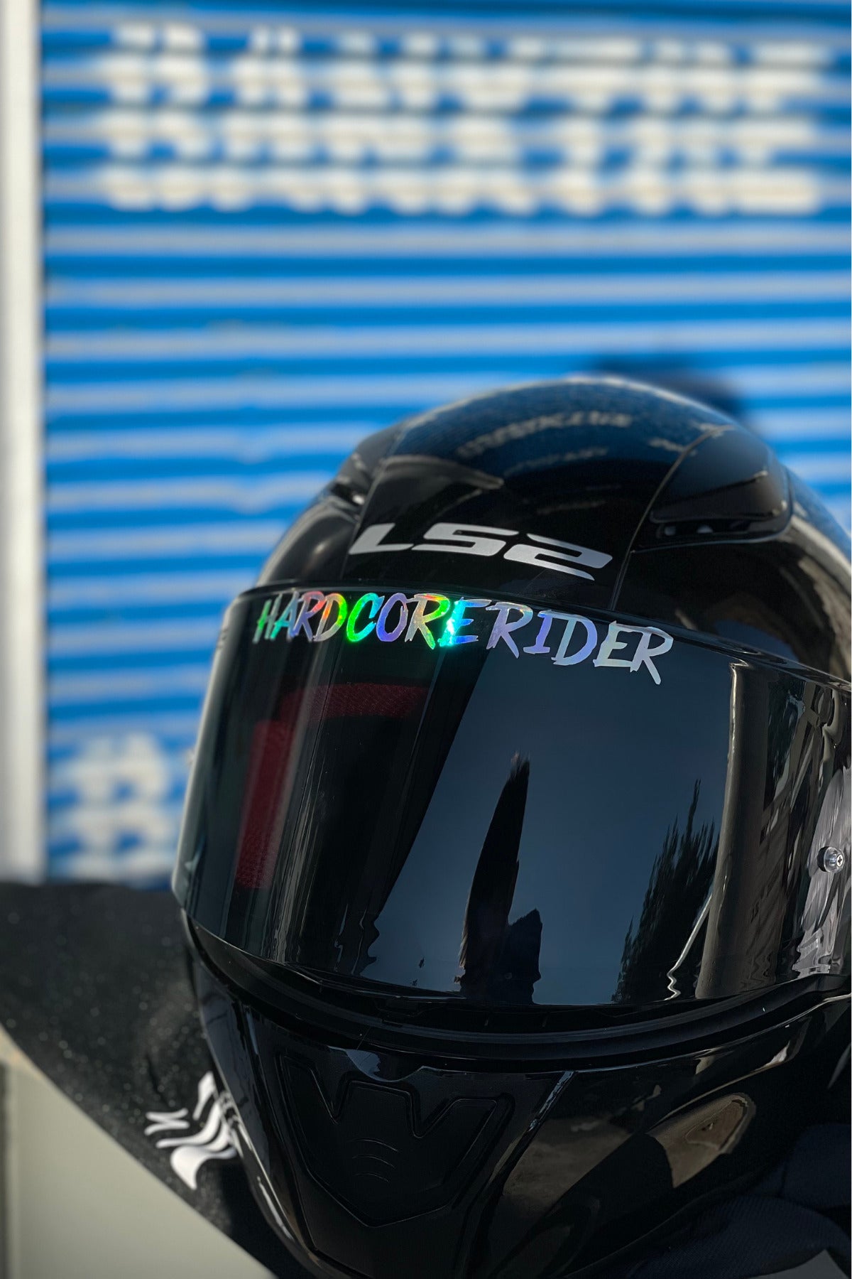 Kask ve Vizör için Dekoratif Hologramlı Renk Değiştiren Hard Core Rider Sticker 14CMx2CM (1 Adet)