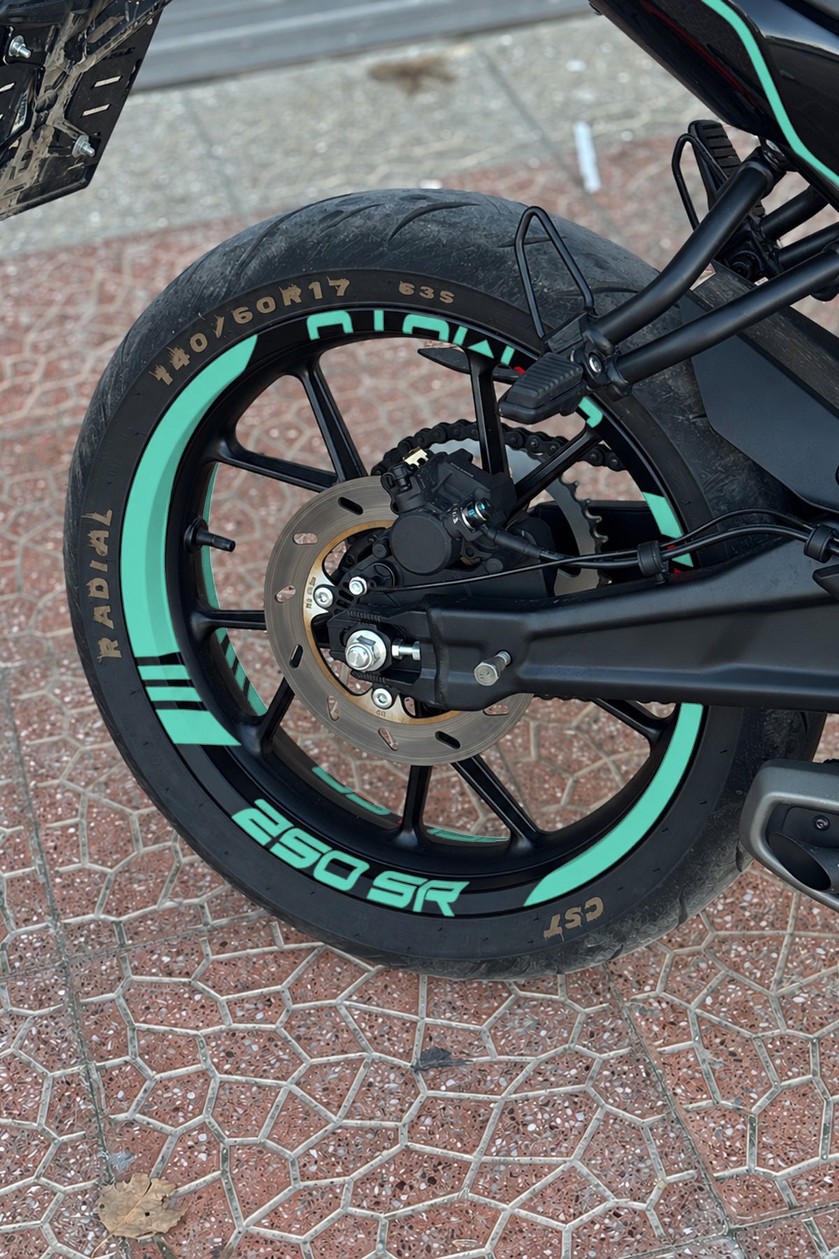 CFMOTO 250 SR için Yazılı Kalın Kesikli Jant Şeridi Sticker Seti (16 Parça) (1 Set 1 Motora Yeterlidir)