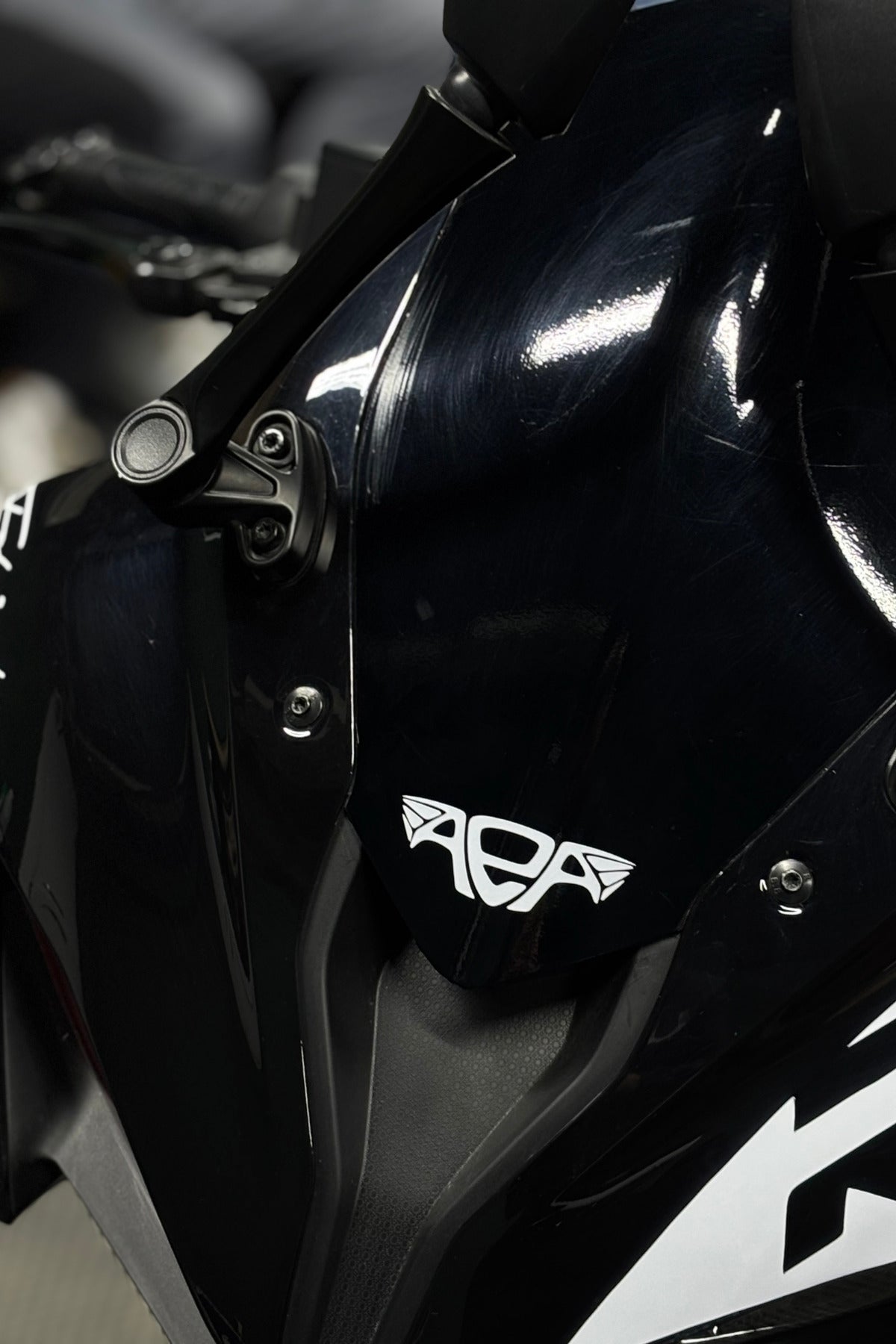 Motosiklet ve Kask için AEA Anısına Beyaz Renk Sticker Etiket