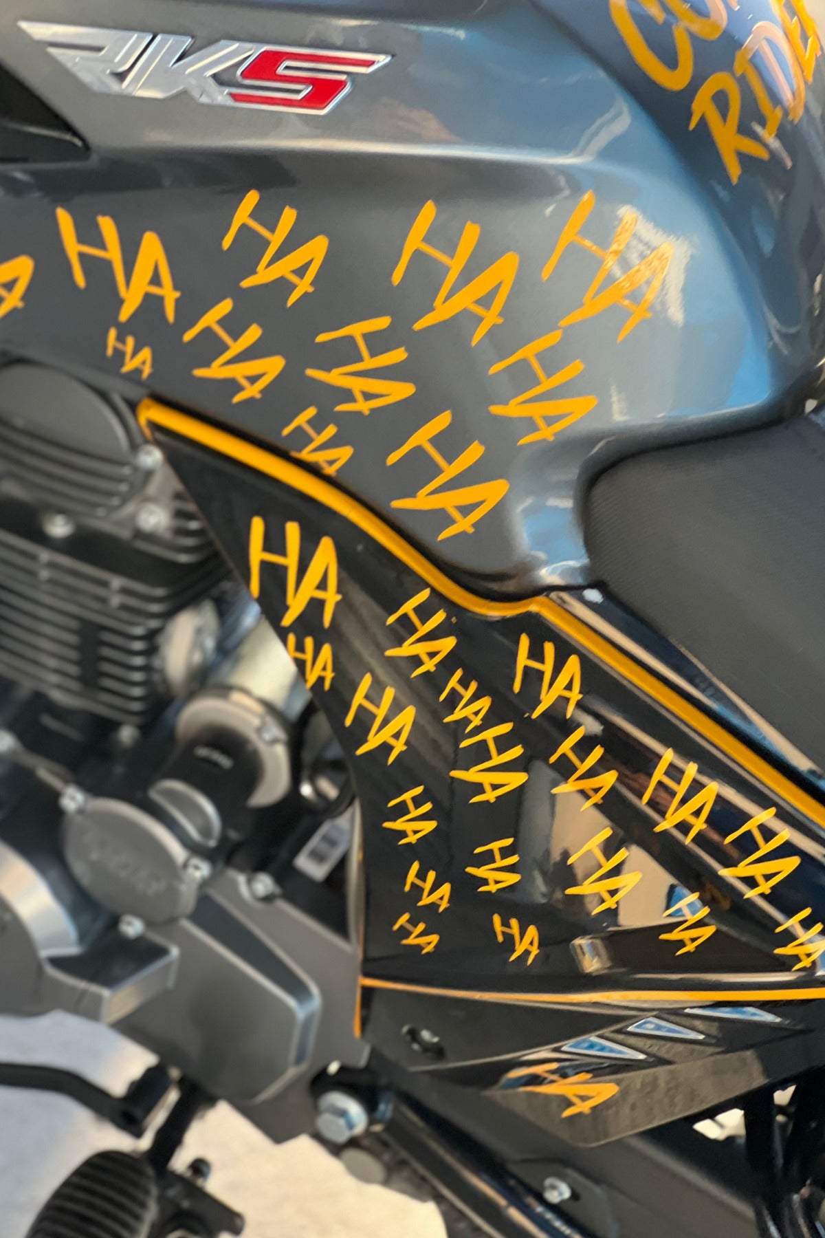 Motor-Araba-Kask için Gece Parlayan Reflektif Sarı Hahaha Etiket Sticker 15x3O CM