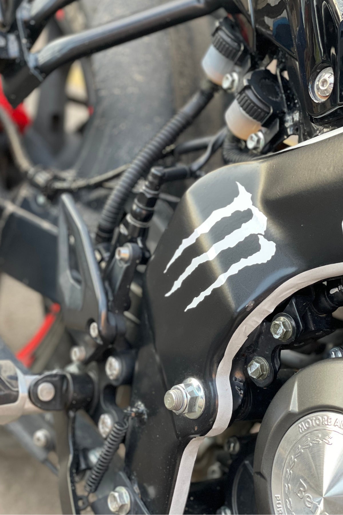 Motor Uyumlu Dekoratif Sticker Monster Beyaz Renk Dekoratif Etiket