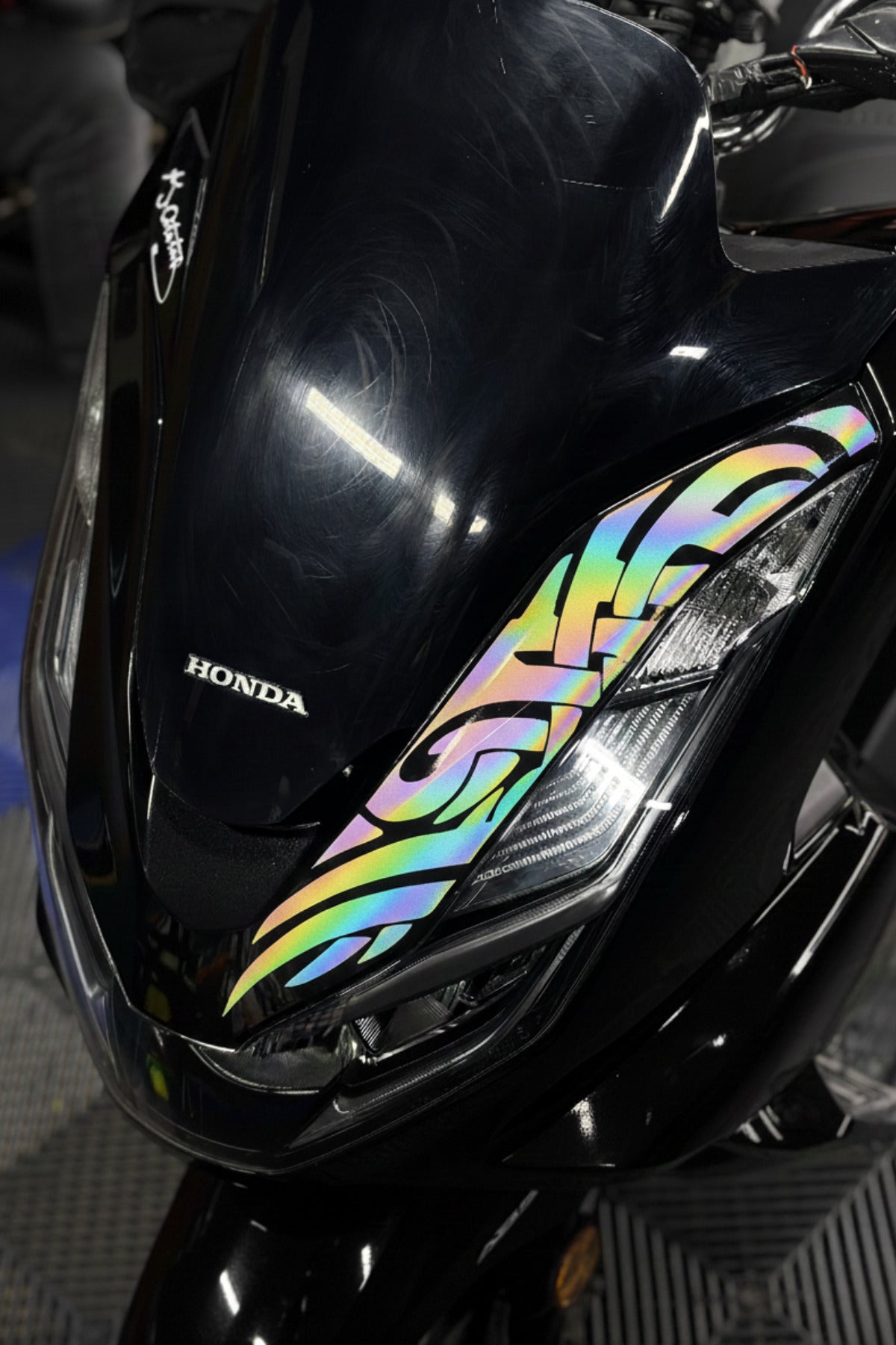 Honda PCX için Uyumlu Far Üstü Tribal Desen Sticker Etiket (Tam Uyumlu Kesme Biçmesiz)