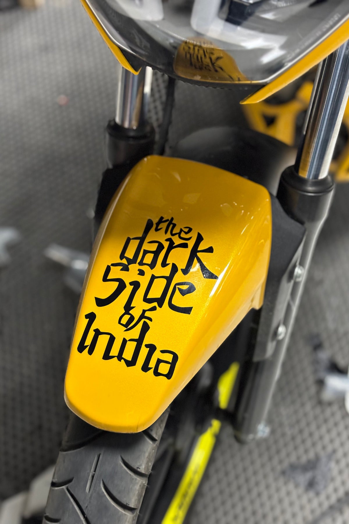 TVS ve BAJAJ Grubu için The Dark Side of İndia Sticker Etiket (1 Adet)