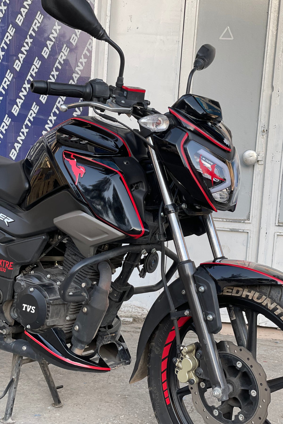 TVS Raider 125 için Parlak Kırmızı 17 Parça Sticker Etiket Seti