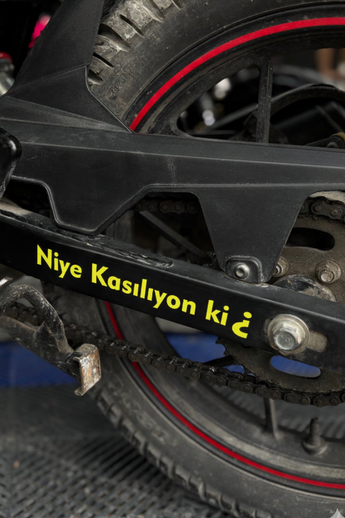 Motosiklet ve Araba için Niye Kasılıyon Ki ? Sticker Etiket (20CM)