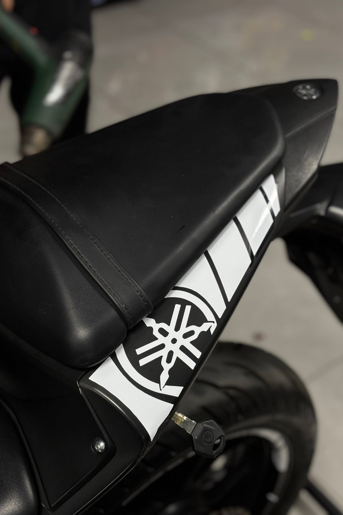 Yamaha Motor Grubu için Kuyruk Tarafı için Beyaz Kuyruk Sticker Seti (Sağ ve Sol )
