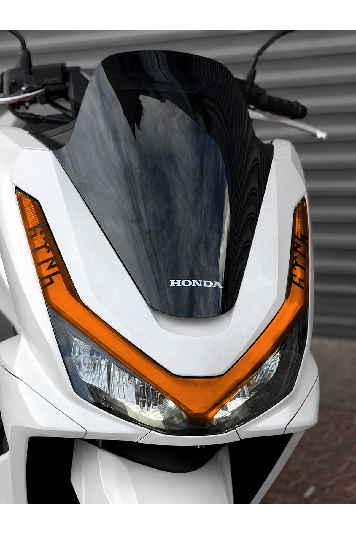 Honda PCX Deluxe için Göktürkçe Türk Yazılı Far Filmi Far Tasarım Film Sticker (2025-2026 Uyumlu)